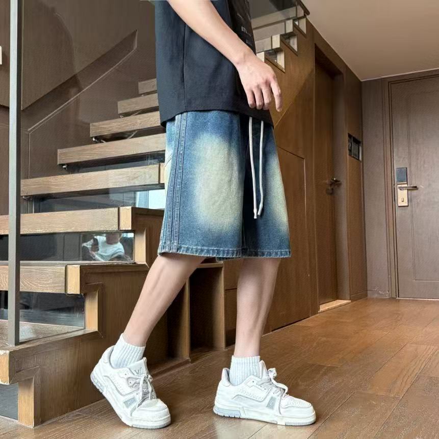 💰110。
Adidas/阿迪达斯三叶草 夏季海外版限定侧边三条杠条纹拼接纯色直筒牛仔短裤五分裤，男女同款。

上身非常简单帅气有型的一款牛仔裤，男女同款情侣款都是可以轻松驾驭。

甄选高品质牛仔布面料，设计感十足，上身百搭不挑人，适合各种身材，喜欢速入。

颜色:浅蓝 怀旧蓝
尺码:M-3XL（见图9）