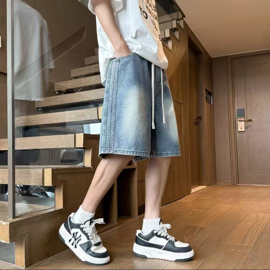  💰110。
Adidas/阿迪达斯三叶草 夏季海外版限定侧边三条杠条纹拼接纯色直筒牛仔短裤五分裤，男女同款。

上身非常简单帅气有型的一款牛仔裤，男女同款情侣款都是可以轻松驾驭。

甄选高品质牛仔布面料，设计感十足，上身百搭不挑人，适合各种身材，喜欢速入。

颜色:浅蓝 怀旧蓝
尺码:M-3XL（见图9）