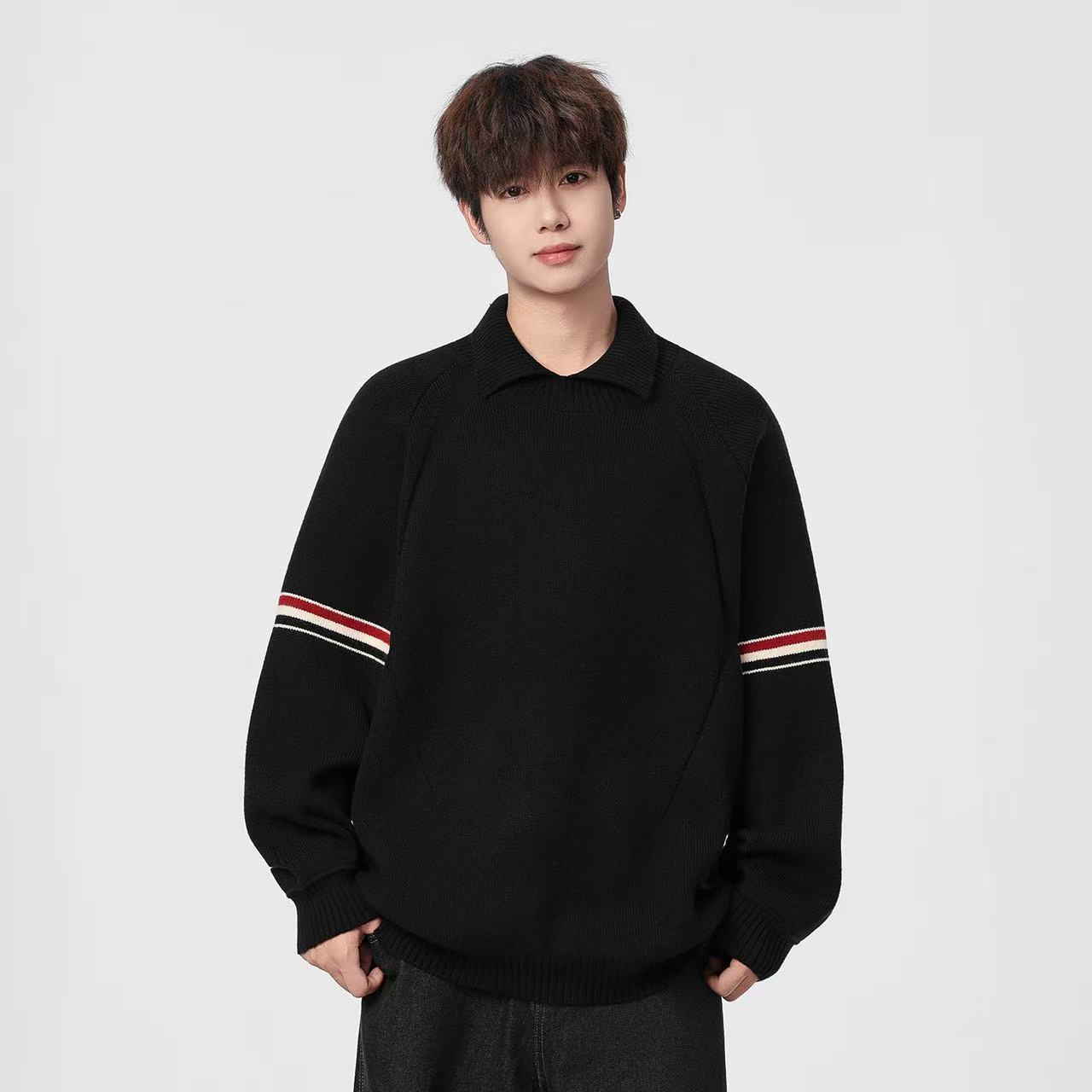 🛒购物价： 💰190。
Thom Browne/TB汤姆布朗 专柜同款经典红白蓝织带拼接学院风套头针织衫毛衣卫衣上衣，男女同款。

采用棉纤混合材质毛线！既有棉的舒适透气、又能很好的保持衣型、手感超好！上身超级舒服！🔥经典红白蓝元素.版型超正！非常精美、经典宽松版型.任何身材都可轻驾驭.绝不挑人.袖口与下摆采用定制高端晴纶螺纹.整件衣服做工方面把控严格. 满足当下需求的同时 更在无形中体现个性  具有潮流风范✔✔✔

颜色：米白的 灰色 黑色 藏青色
尺码：M-3XL（见图9）