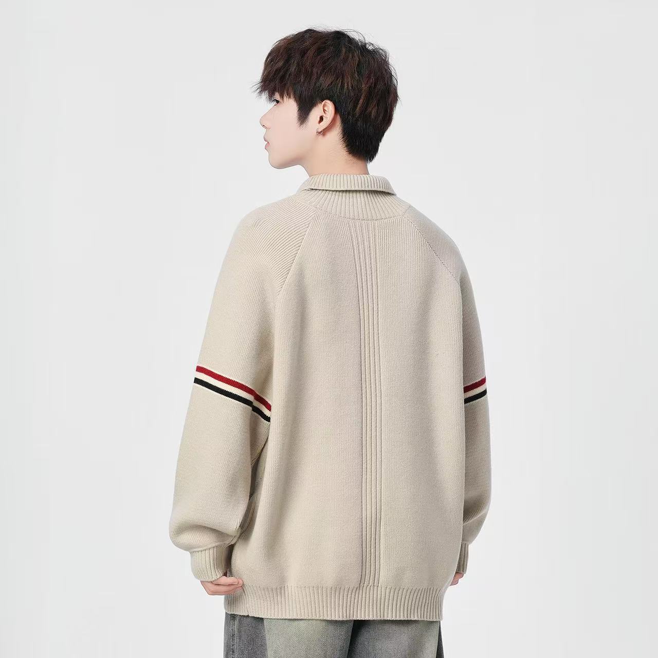 🛒购物价： 💰190。
Thom Browne/TB汤姆布朗 专柜同款经典红白蓝织带拼接学院风套头针织衫毛衣卫衣上衣，男女同款。

采用棉纤混合材质毛线！既有棉的舒适透气、又能很好的保持衣型、手感超好！上身超级舒服！🔥经典红白蓝元素.版型超正！非常精美、经典宽松版型.任何身材都可轻驾驭.绝不挑人.袖口与下摆采用定制高端晴纶螺纹.整件衣服做工方面把控严格. 满足当下需求的同时 更在无形中体现个性  具有潮流风范✔✔✔

颜色：米白的 灰色 黑色 藏青色
尺码：M-3XL（见图9）