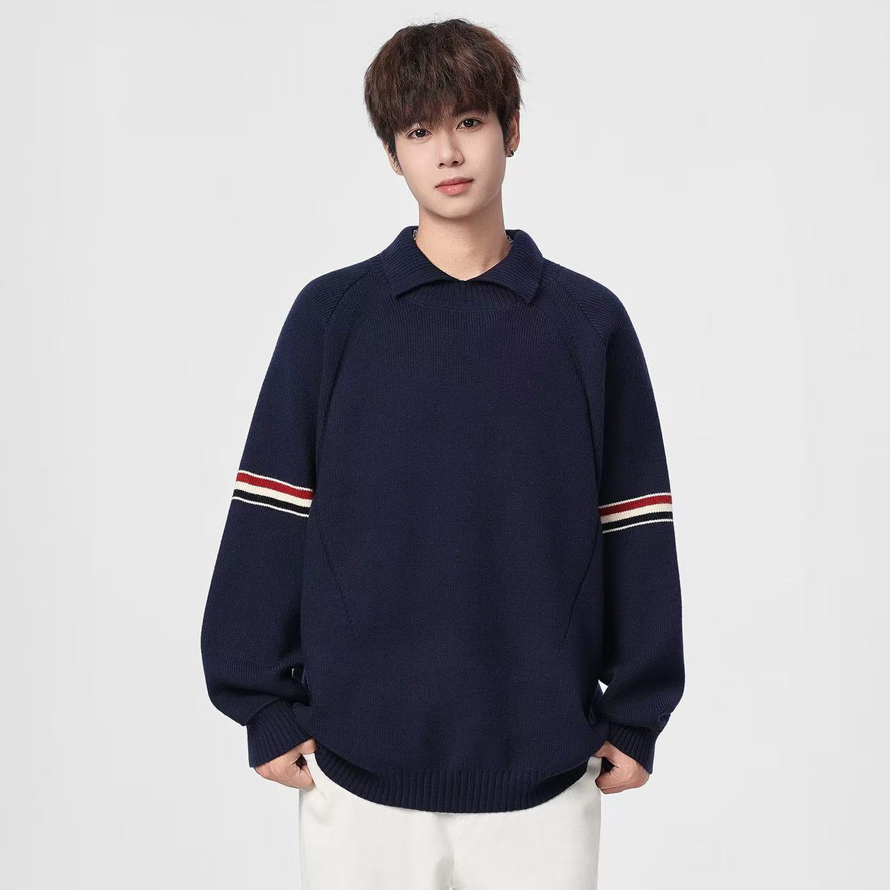 🛒购物价： 💰190。
Thom Browne/TB汤姆布朗 专柜同款经典红白蓝织带拼接学院风套头针织衫毛衣卫衣上衣，男女同款。

采用棉纤混合材质毛线！既有棉的舒适透气、又能很好的保持衣型、手感超好！上身超级舒服！🔥经典红白蓝元素.版型超正！非常精美、经典宽松版型.任何身材都可轻驾驭.绝不挑人.袖口与下摆采用定制高端晴纶螺纹.整件衣服做工方面把控严格. 满足当下需求的同时 更在无形中体现个性  具有潮流风范✔✔✔

颜色：米白的 灰色 黑色 藏青色
尺码：M-3XL（见图9）