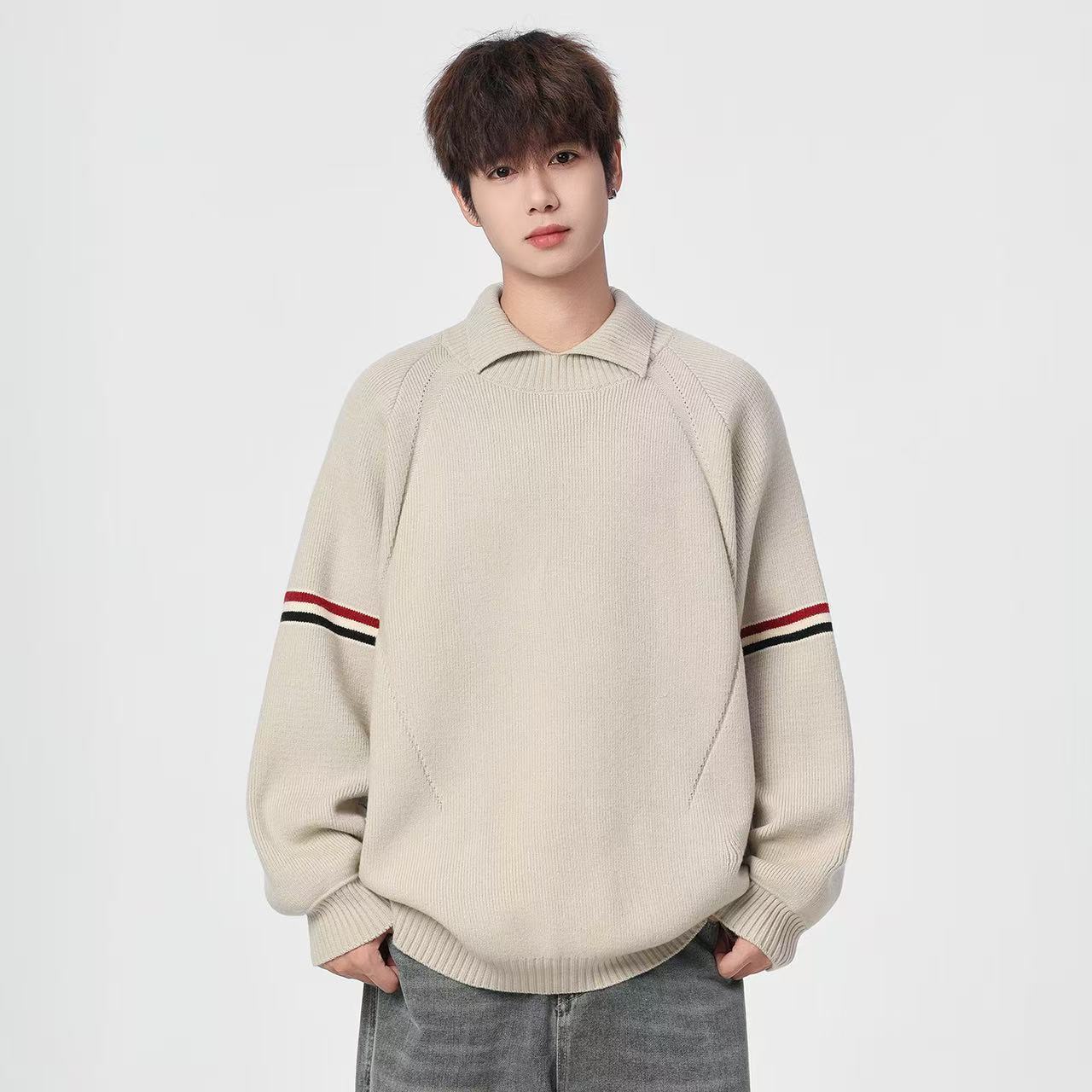 🛒购物价： 💰190。
Thom Browne/TB汤姆布朗 专柜同款经典红白蓝织带拼接学院风套头针织衫毛衣卫衣上衣，男女同款。

采用棉纤混合材质毛线！既有棉的舒适透气、又能很好的保持衣型、手感超好！上身超级舒服！🔥经典红白蓝元素.版型超正！非常精美、经典宽松版型.任何身材都可轻驾驭.绝不挑人.袖口与下摆采用定制高端晴纶螺纹.整件衣服做工方面把控严格. 满足当下需求的同时 更在无形中体现个性  具有潮流风范✔✔✔

颜色：米白的 灰色 黑色 藏青色
尺码：M-3XL（见图9）