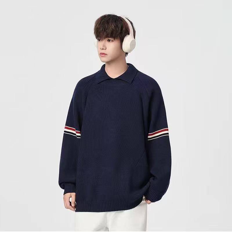🛒购物价： 💰190。
Thom Browne/TB汤姆布朗 专柜同款经典红白蓝织带拼接学院风套头针织衫毛衣卫衣上衣，男女同款。

采用棉纤混合材质毛线！既有棉的舒适透气、又能很好的保持衣型、手感超好！上身超级舒服！🔥经典红白蓝元素.版型超正！非常精美、经典宽松版型.任何身材都可轻驾驭.绝不挑人.袖口与下摆采用定制高端晴纶螺纹.整件衣服做工方面把控严格. 满足当下需求的同时 更在无形中体现个性  具有潮流风范✔✔✔

颜色：米白的 灰色 黑色 藏青色
尺码：M-3XL（见图9）