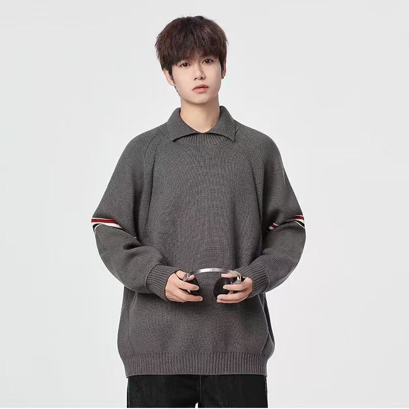 🛒购物价： 💰190。
Thom Browne/TB汤姆布朗 专柜同款经典红白蓝织带拼接学院风套头针织衫毛衣卫衣上衣，男女同款。

采用棉纤混合材质毛线！既有棉的舒适透气、又能很好的保持衣型、手感超好！上身超级舒服！🔥经典红白蓝元素.版型超正！非常精美、经典宽松版型.任何身材都可轻驾驭.绝不挑人.袖口与下摆采用定制高端晴纶螺纹.整件衣服做工方面把控严格. 满足当下需求的同时 更在无形中体现个性  具有潮流风范✔✔✔

颜色：米白的 灰色 黑色 藏青色
尺码：M-3XL（见图9）