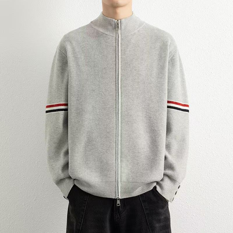 🛒购物价： 💰175。
Thom Browne/TB汤姆布朗 专柜同款经典红白蓝织带拼接开衫针织衫打底衫卫衣外套，男女同款。

采用棉纤混合材质毛线！既有棉的舒适透气、又能很好的保持衣型、手感超好！上身超级舒服！🔥经典红白蓝元素.版型超正！非常精美、经典宽松版型.任何身材都可轻驾驭.绝不挑人.袖口与下摆采用定制高端晴纶螺纹.整件衣服做工方面把控严格. 满足当下需求的同时 更在无形中体现个性  具有潮流风范✔✔✔

颜色：灰色 黑色 藏青色
尺码：M-3XL（见图9）