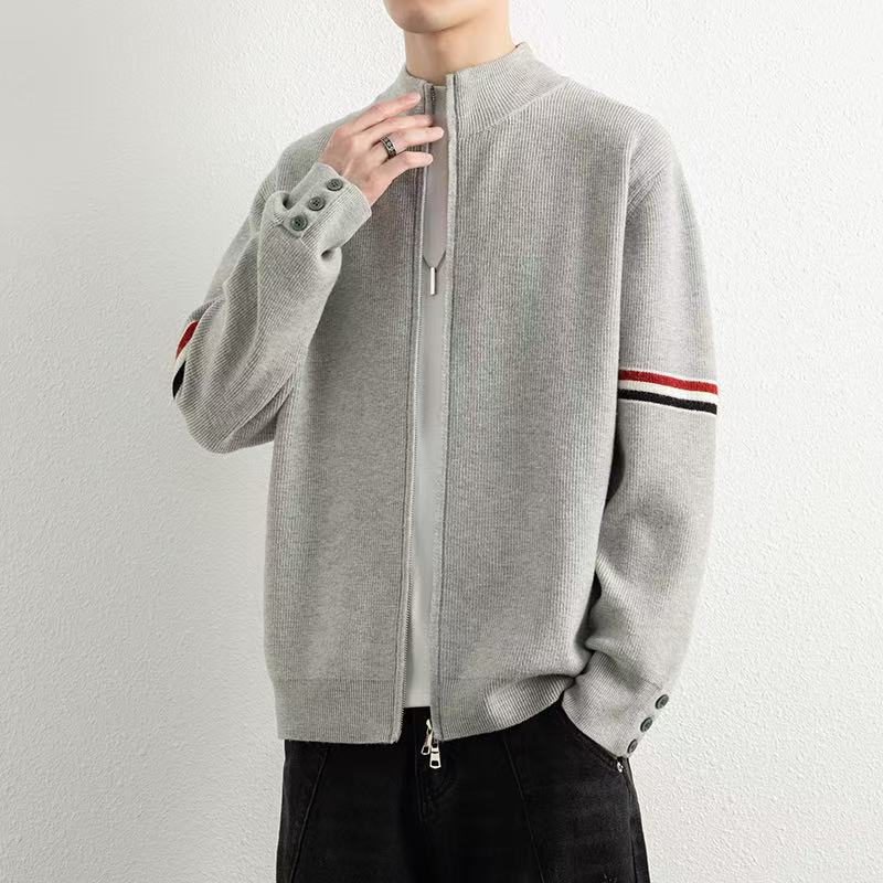 🛒购物价： 💰175。
Thom Browne/TB汤姆布朗 专柜同款经典红白蓝织带拼接开衫针织衫打底衫卫衣外套，男女同款。

采用棉纤混合材质毛线！既有棉的舒适透气、又能很好的保持衣型、手感超好！上身超级舒服！🔥经典红白蓝元素.版型超正！非常精美、经典宽松版型.任何身材都可轻驾驭.绝不挑人.袖口与下摆采用定制高端晴纶螺纹.整件衣服做工方面把控严格. 满足当下需求的同时 更在无形中体现个性  具有潮流风范✔✔✔

颜色：灰色 黑色 藏青色
尺码：M-3XL（见图9）