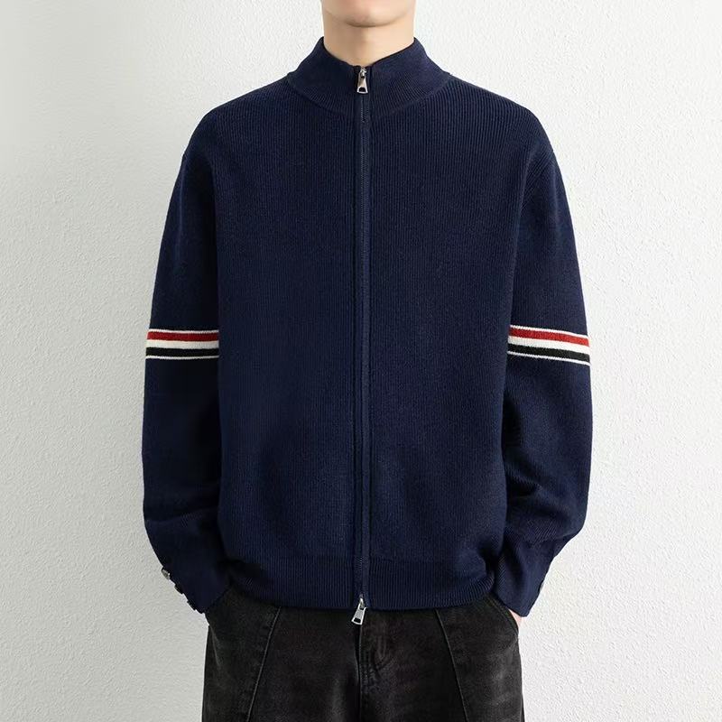 🛒购物价： 💰175。
Thom Browne/TB汤姆布朗 专柜同款经典红白蓝织带拼接开衫针织衫打底衫卫衣外套，男女同款。

采用棉纤混合材质毛线！既有棉的舒适透气、又能很好的保持衣型、手感超好！上身超级舒服！🔥经典红白蓝元素.版型超正！非常精美、经典宽松版型.任何身材都可轻驾驭.绝不挑人.袖口与下摆采用定制高端晴纶螺纹.整件衣服做工方面把控严格. 满足当下需求的同时 更在无形中体现个性  具有潮流风范✔✔✔

颜色：灰色 黑色 藏青色
尺码：M-3XL（见图9）