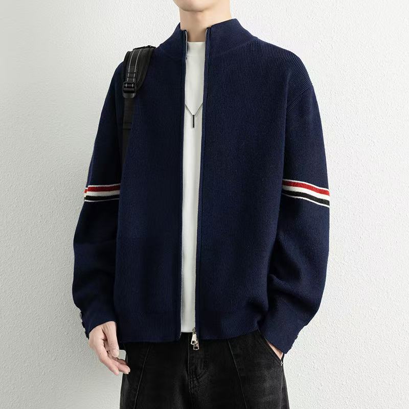 🛒购物价： 💰175。
Thom Browne/TB汤姆布朗 专柜同款经典红白蓝织带拼接开衫针织衫打底衫卫衣外套，男女同款。

采用棉纤混合材质毛线！既有棉的舒适透气、又能很好的保持衣型、手感超好！上身超级舒服！🔥经典红白蓝元素.版型超正！非常精美、经典宽松版型.任何身材都可轻驾驭.绝不挑人.袖口与下摆采用定制高端晴纶螺纹.整件衣服做工方面把控严格. 满足当下需求的同时 更在无形中体现个性  具有潮流风范✔✔✔

颜色：灰色 黑色 藏青色
尺码：M-3XL（见图9）