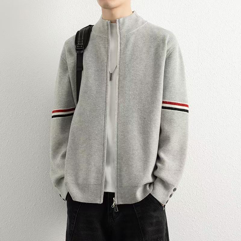 🛒购物价： 💰175。
Thom Browne/TB汤姆布朗 专柜同款经典红白蓝织带拼接开衫针织衫打底衫卫衣外套，男女同款。

采用棉纤混合材质毛线！既有棉的舒适透气、又能很好的保持衣型、手感超好！上身超级舒服！🔥经典红白蓝元素.版型超正！非常精美、经典宽松版型.任何身材都可轻驾驭.绝不挑人.袖口与下摆采用定制高端晴纶螺纹.整件衣服做工方面把控严格. 满足当下需求的同时 更在无形中体现个性  具有潮流风范✔✔✔

颜色：灰色 黑色 藏青色
尺码：M-3XL（见图9）
