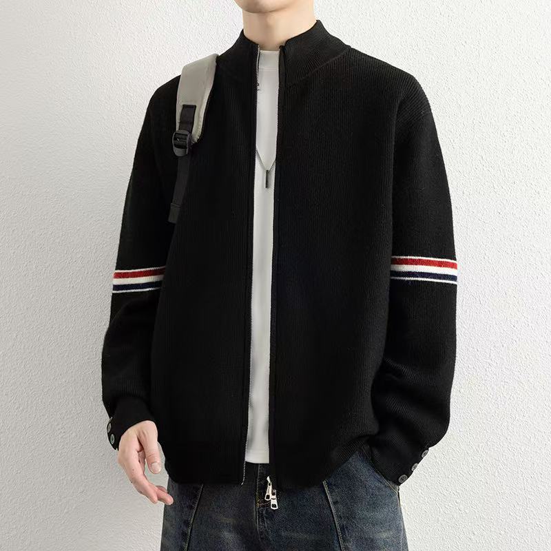 🛒购物价： 💰175。
Thom Browne/TB汤姆布朗 专柜同款经典红白蓝织带拼接开衫针织衫打底衫卫衣外套，男女同款。

采用棉纤混合材质毛线！既有棉的舒适透气、又能很好的保持衣型、手感超好！上身超级舒服！🔥经典红白蓝元素.版型超正！非常精美、经典宽松版型.任何身材都可轻驾驭.绝不挑人.袖口与下摆采用定制高端晴纶螺纹.整件衣服做工方面把控严格. 满足当下需求的同时 更在无形中体现个性  具有潮流风范✔✔✔

颜色：灰色 黑色 藏青色
尺码：M-3XL（见图9）