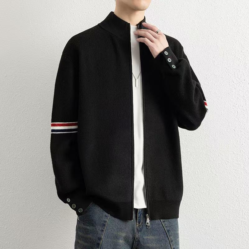 🛒购物价： 💰175。
Thom Browne/TB汤姆布朗 专柜同款经典红白蓝织带拼接开衫针织衫打底衫卫衣外套，男女同款。

采用棉纤混合材质毛线！既有棉的舒适透气、又能很好的保持衣型、手感超好！上身超级舒服！🔥经典红白蓝元素.版型超正！非常精美、经典宽松版型.任何身材都可轻驾驭.绝不挑人.袖口与下摆采用定制高端晴纶螺纹.整件衣服做工方面把控严格. 满足当下需求的同时 更在无形中体现个性  具有潮流风范✔✔✔

颜色：灰色 黑色 藏青色
尺码：M-3XL（见图9）