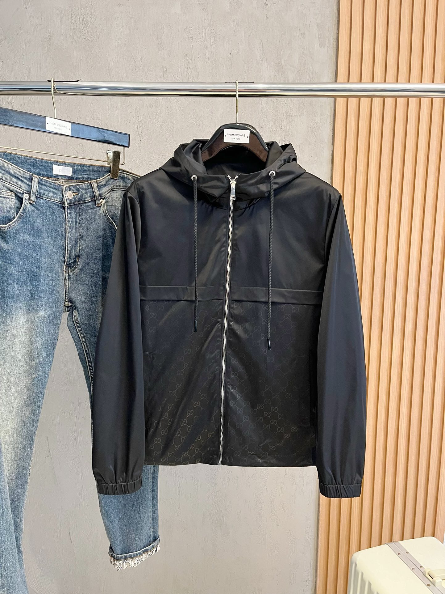 NO:524148,Gucci's new autumn and winter jacket, the new product on the show is perfect, the memory fabric is comfortable and warm, the color is full and attractive, and the very outstanding design easily advances the sense of fashion. The workmanship is extremely exquisite and rigorous, and the wiring is neat and meticulous!  A masterpiece of a big-name designer!  The upper body doesn't look bloated and super handsome!  Number: 3663 Number of code M~3XL (48-56), gucci, jackets & coats, jackets & coats, alexander wang19860909古驰 秋冬新款夹克外套,秀场新品品相非常完美,记忆面料舒适保暖,色泽饱满诱人,非常出彩的设计,轻松将时髦感进阶,做工极为考究严谨,走线工整细致！大牌设计师巨作！上身不显臃肿、超级帅气！ 款号:3663 码数M~3XL（48-56）,,gucci,jackets & coats,jackets & coats,alexander wang,Men's clothing