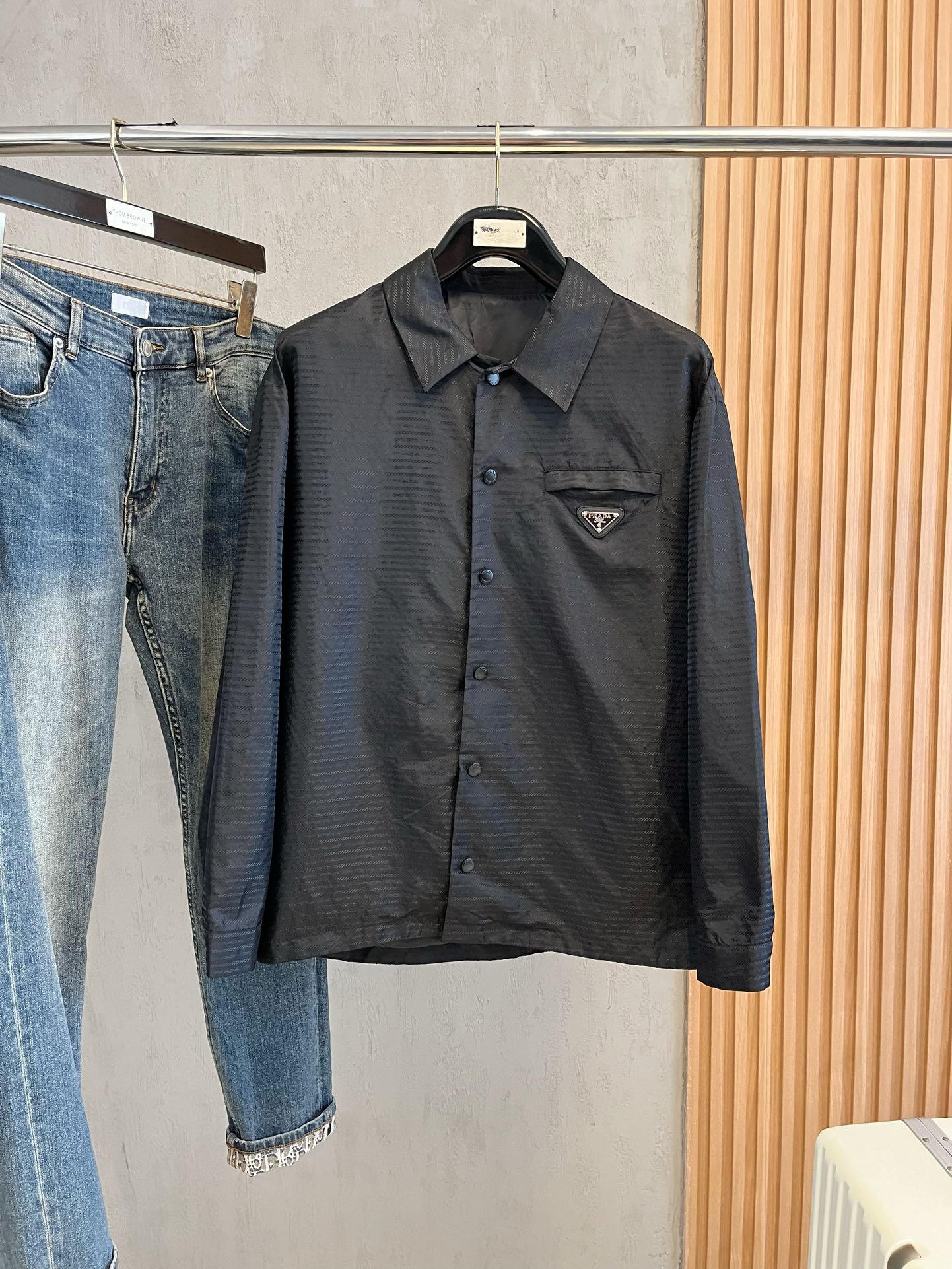 NO:524166,New products in the spring Prada New style hot counter new casual and fashionable jackets with avant-garde design style delicate and comfortable, very light and not easy to wrinkle. Multiple craftsmanship The overall design is quite visual, the upper body is casual and stylish, with a certain degree of clarity, absolutely recommended at the most cutting-edge temperament of fashion, a must-have for urban casualness. Number of codes M~3XL (48-56) Multiple colors, prada, jackets & coats, alexander wang19860909开春新品 普拉达 秋冬新款爆款专柜新款休闲时尚夹克 超前卫设计风格 细腻舒适 穿着非常轻便不易起皱.多重重工艺 整体的设计颇具视觉感,上身休闲有型,有一定的挺括度,绝对走在时尚最尖端的气质感推荐,都市休闲必备. 码数M~3XL（48-56）多颜色,,prada,jackets & coats,alexander wang,Men's clothing