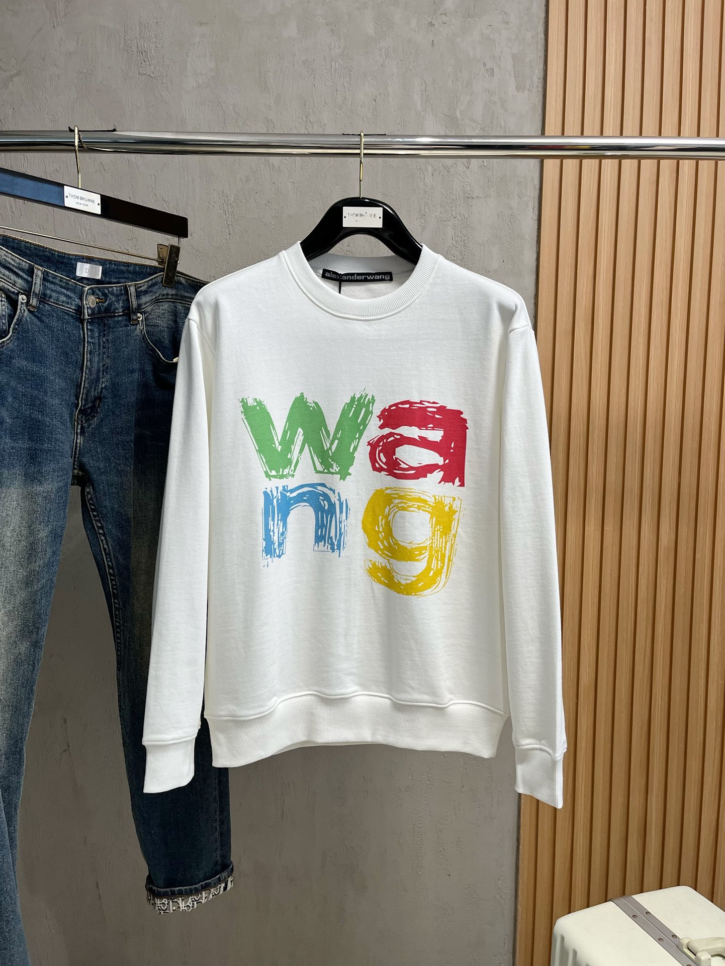 NO:120604,The latest and most top version of Dawangjia 24SS is the most beautiful version of the chest contrasting wang print exquisite craft round neck sweatshirt, the top quality counter original single pullover, the top production process imported fabric, the counter quality heavy industry embroidery design, using imported high-end customized fabric, and the imported silk thread feels first-class!  The same style as men and women are on sale on the official website!  Complete three standards, S-XL, alexander wang, hoodie, sweatshirts, alexander wang19860909大王家24SS最新最顶级版本胸前撞色wang印花精美工艺圆领卫衣,最顶级的品质专柜原单套头衫,顶级制作工艺进口面料,专柜品质重工刺绣设计,采用进口高端订制面料,进口丝线手感一流！男女同款官网在售！三标齐全 码数S-XL,,alexander wang,hoodie,sweatshirts,alexander wang,Men's clothing