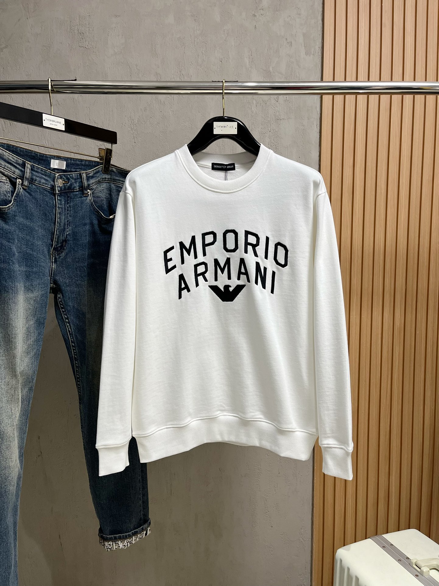 NO:120609,阿家24SS最新最顶级版本！  Armani letter logo embroidery pattern exquisite craft round neck sweatshirt, the top quality counter original single pullover, the top production process imported fabric, the counter quality heavy industry embroidery design, using imported high-end customized fabric, and the imported silk thread feels first-class!  The same style as men and women are on sale on the official website!  Complete three standards: S-XL, Armani, Armani, hoodie, sweatshirts, alexander wang19860909阿家24SS最新最顶级版本！阿玛尼字母标识刺绣图案精美工艺圆领卫衣,最顶级的品质专柜原单套头衫,顶级制作工艺进口面料,专柜品质重工刺绣设计,采用进口高端订制面料,进口丝线手感一流！男女同款官网在售！三标齐全 码数S-XL,,armani,armani,hoodie,sweatshirts,alexander wang,Men's clothing