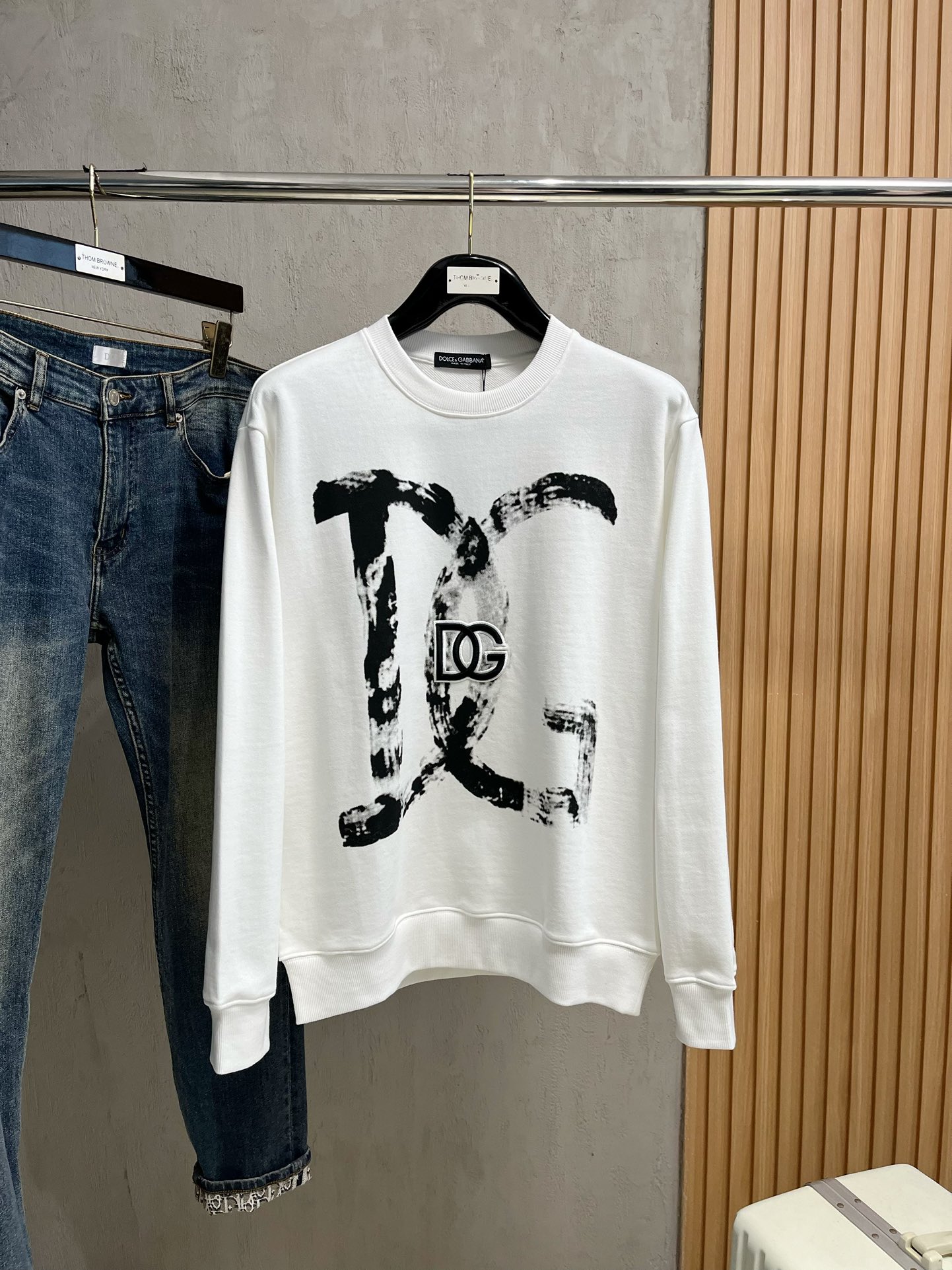 NO:120600,Du Jiajia 24SS latest and most top version of the chest logo graffiti print   DG embroidery logo exquisite craft round neck sweatshirt, the top quality counter original single pullover, the top production process imported fabric, the counter quality heavy industry embroidery design, using imported high-end customized fabric, and the imported silk thread feels first-class!  The same style as men and women are on sale on the official website!  Complete three standards: S-XL, Dolce & Gabbana, Dolce & Gabbana, hoodie, sweatshirts, alexander wang19860909杜嘉家24SS最新最顶级版本胸前标识涂鸦印花 DG刺绣标识精美工艺圆领卫衣,最顶级的品质专柜原单套头衫,顶级制作工艺进口面料,专柜品质重工刺绣设计,采用进口高端订制面料,进口丝线手感一流！男女同款官网在售！三标齐全 码数S-XL,,Dolce&Gabbana,Dolce&Gabbana,hoodie,sweatshirts,alexander wang,Men's clothing