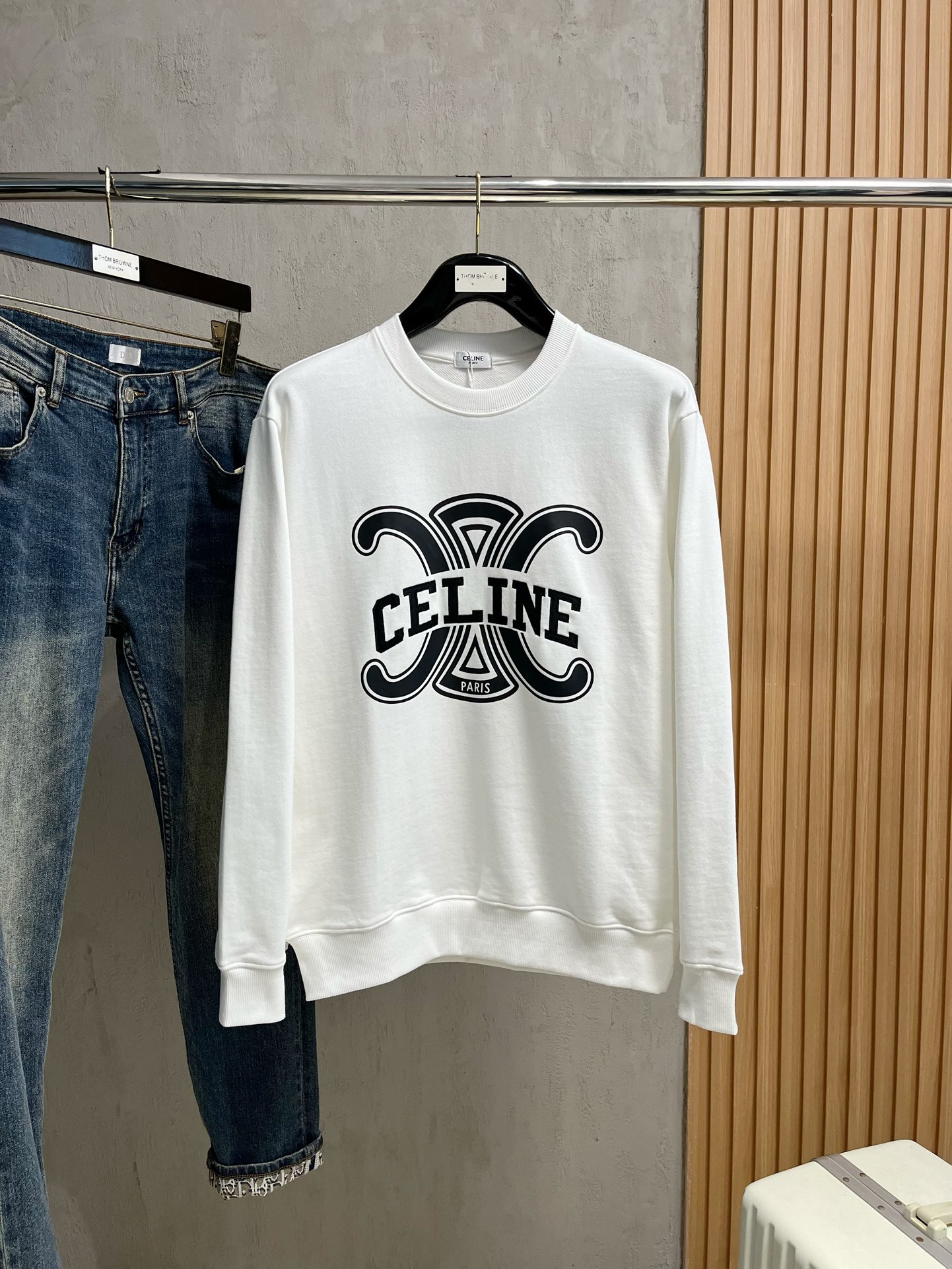 NO:120611,The latest and most top version of the Selin Home 24SS chest Selin logo pattern CEL letter embroidery logo exquisite craft round neck sweatshirt, the top quality counter original single pullover, the top production process imported fabric, the counter quality heavy industry embroidery design, using imported high-end customized fabric, and the imported silk thread feels first-class!  The same style as men and women are on sale on the official website!  Complete three standards, S-XL, celine, hoodie, sweatshirts, alexander wang19860909赛琳家24SS最新最顶级版本胸前赛琳标识图案CEL字母刺绣标识精美工艺圆领卫衣,最顶级的品质专柜原单套头衫,顶级制作工艺进口面料,专柜品质重工刺绣设计,采用进口高端订制面料,进口丝线手感一流！男女同款官网在售！三标齐全 码数S-XL,,celine,hoodie,sweatshirts,alexander wang,Men's clothing