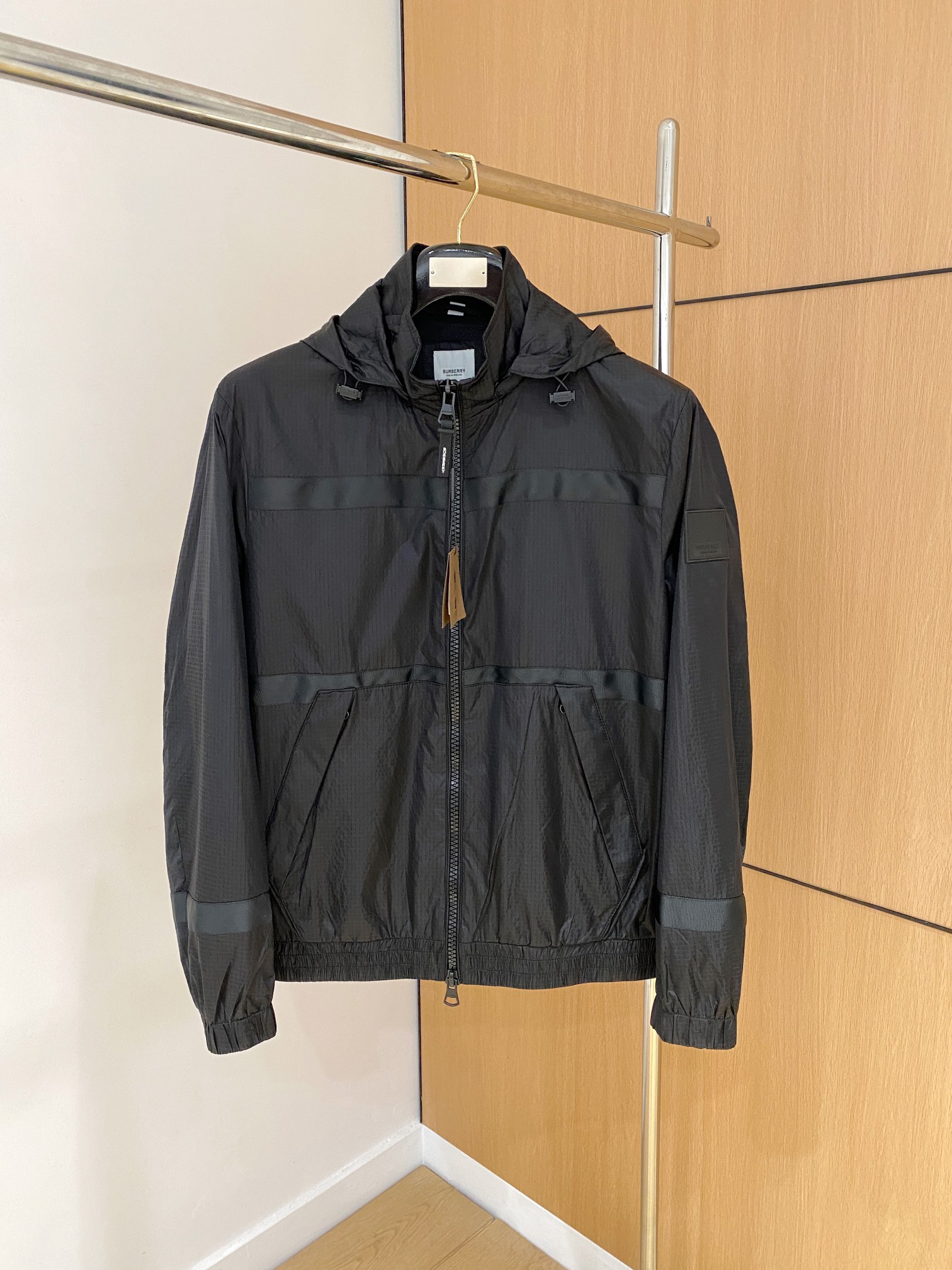 NO:120726,BBR 2025 new jacket, synchronized on the official website, original customized polyester fiber fabric, clean surface design, back hat design is more windproof and warm, zipper design of clothes tilt is stronger, chest brand logo highlights brand characteristics, consistent with the original version, series pipe network latest jacket style simple and not simple design, original hardware and accessories, trendy and fashionable high-end people must leave the version!  Number of codes: M-3XL complete three standards, color black, jackets & coats,hats,alexander wang19860909BBR 2025新款夹克,官网同步,原版订制聚酯纤维面料,面净版设计,背戴帽设计更防风保暖,衣襟拉链设计保暖性更强,胸前品牌Logo标志彰显品牌特征,和原版一致,系列管网最新夹克款简约不简单的设计,原厂五金辅料,潮流时尚高档人士必留版！ 码数:M-3XL 三标齐全 颜色黑色,,jackets & coats,hats,alexander wang,Men's clothing