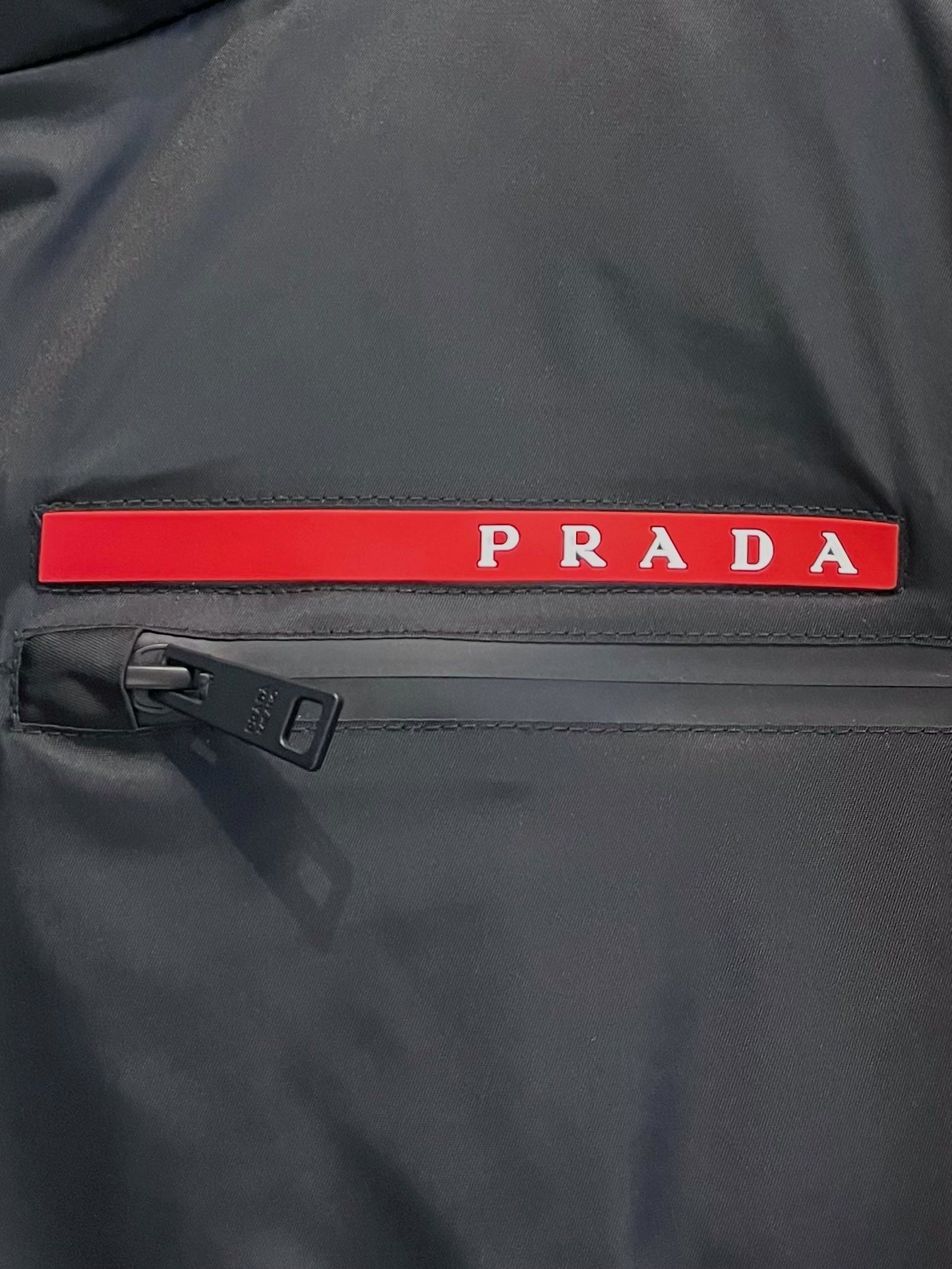 PRAD2024秋冬爆款假两件字母红标羽绒服可拆卸迷彩风帽设计百搭爆款细节完美码数48-56