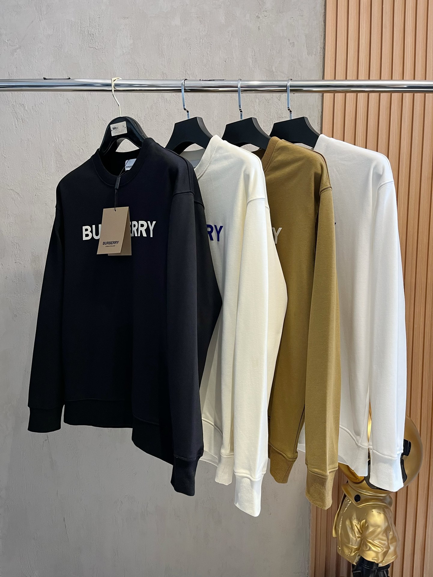 BURBERRY巴宝莉秋冬新款高克重380克重磅卫衣出货啦！！定制高克重纯棉卫衣面料搭配当下流行重工工艺