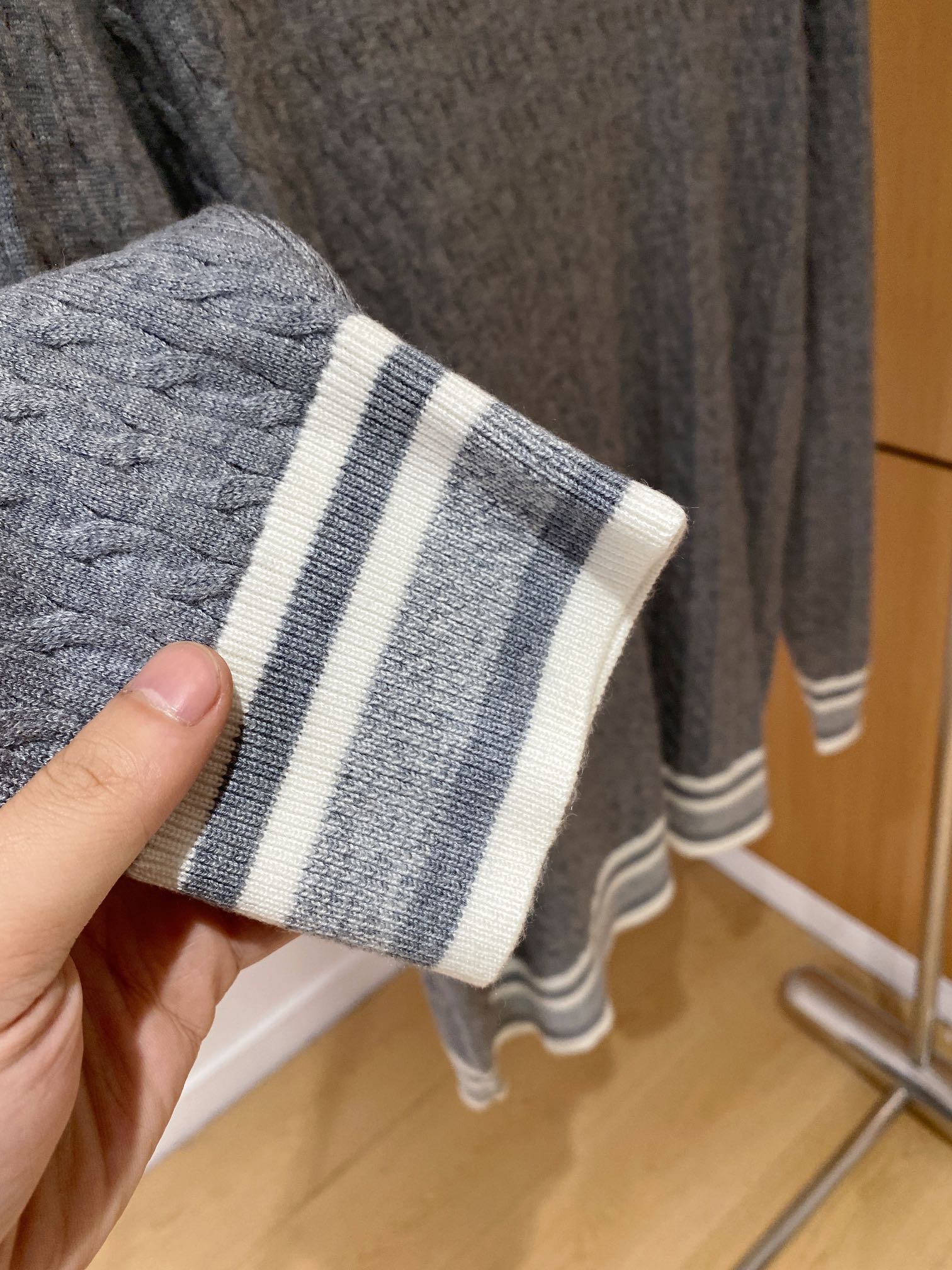 普拉达 毛衣 2025秋冬最新系列，专柜1:1顶级复刻，全品相！加厚款，潮人必备单品！懂货的老铁赶紧下手