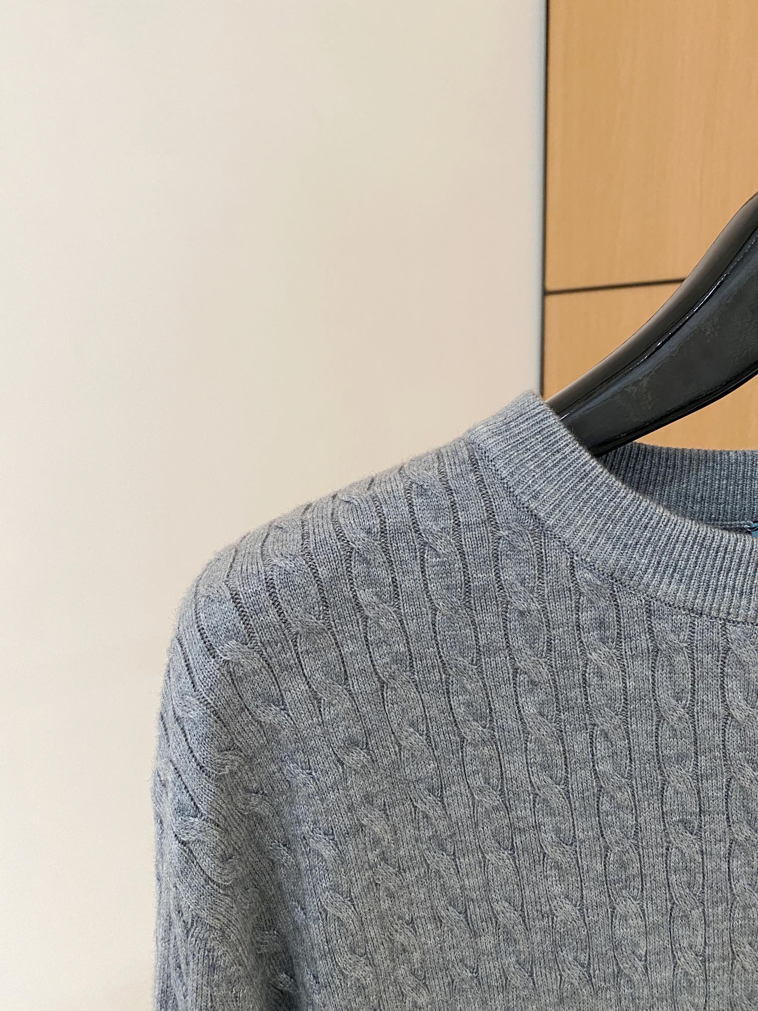 普拉达 毛衣 2025秋冬最新系列，专柜1:1顶级复刻，全品相！加厚款，潮人必备单品！懂货的老铁赶紧下手