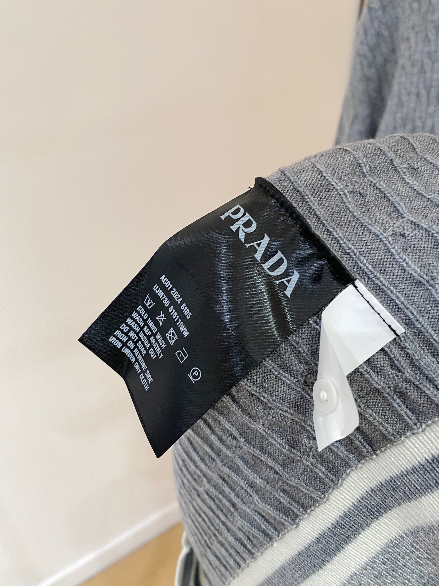 普拉达 毛衣 2025秋冬最新系列，专柜1:1顶级复刻，全品相！加厚款，潮人必备单品！懂货的老铁赶紧下手