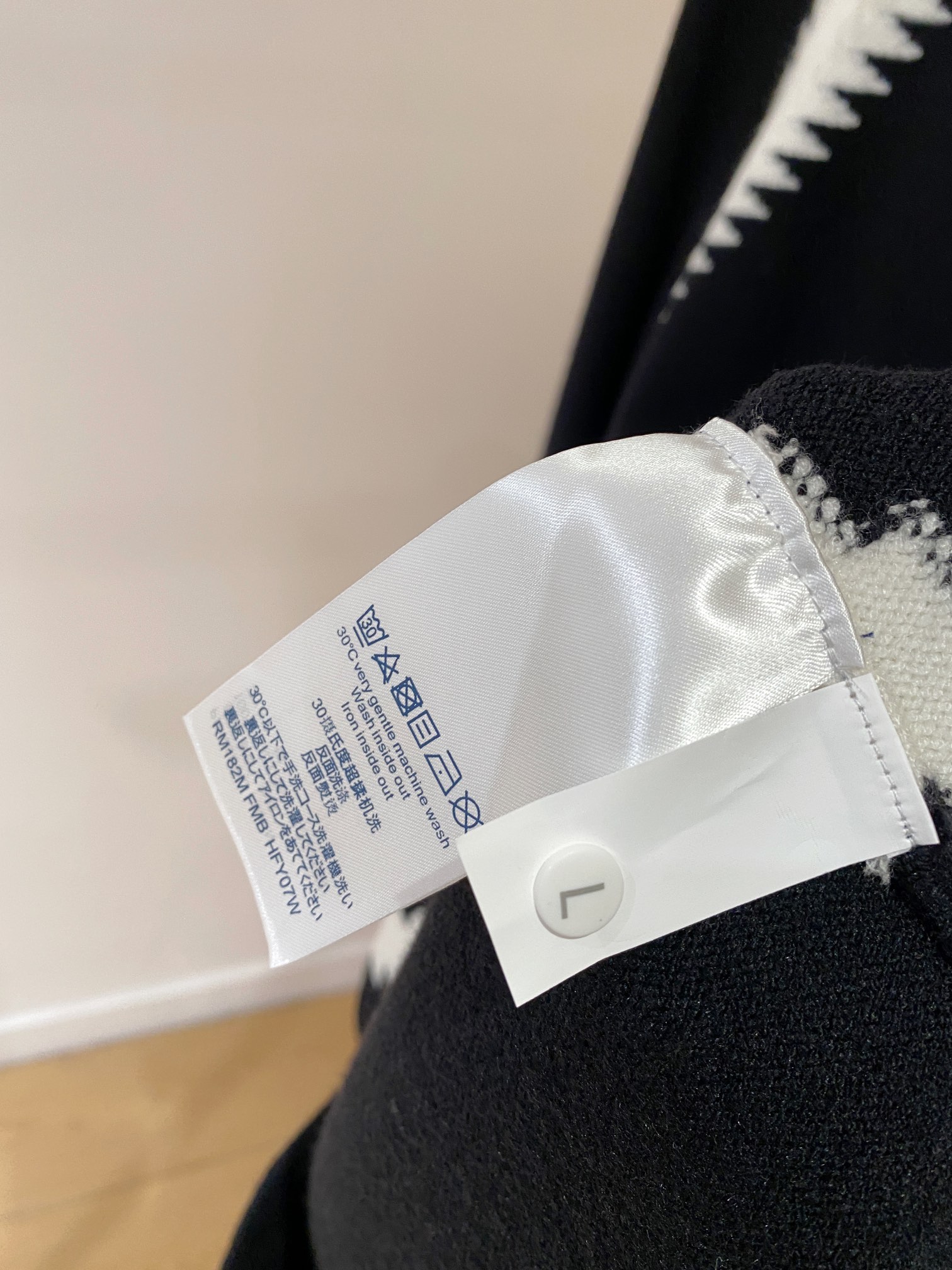 路易威登 毛衣 2025秋冬最新系列，专柜1:1顶级复刻，全品相！加厚款，潮人必备单品！懂货的老铁赶紧下