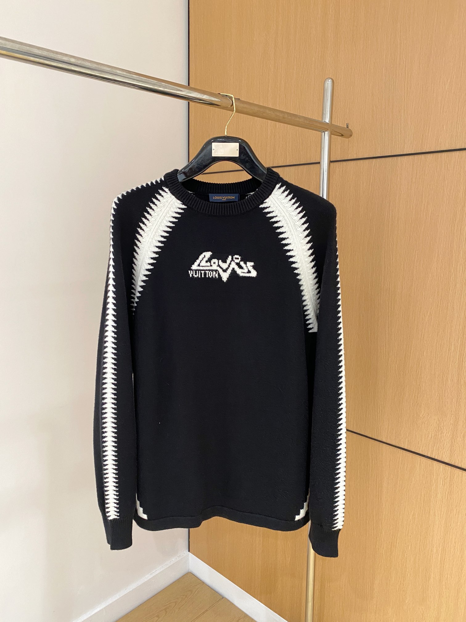 路易威登 毛衣 2025秋冬最新系列，专柜1:1顶级复刻，全品相！加厚款，潮人必备单品！懂货的老铁赶紧下