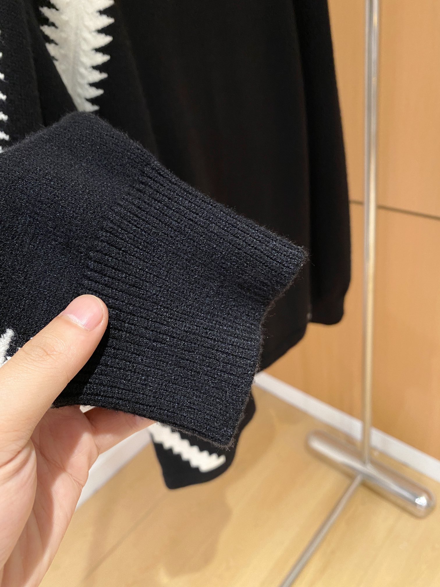 路易威登 毛衣 2025秋冬最新系列，专柜1:1顶级复刻，全品相！加厚款，潮人必备单品！懂货的老铁赶紧下