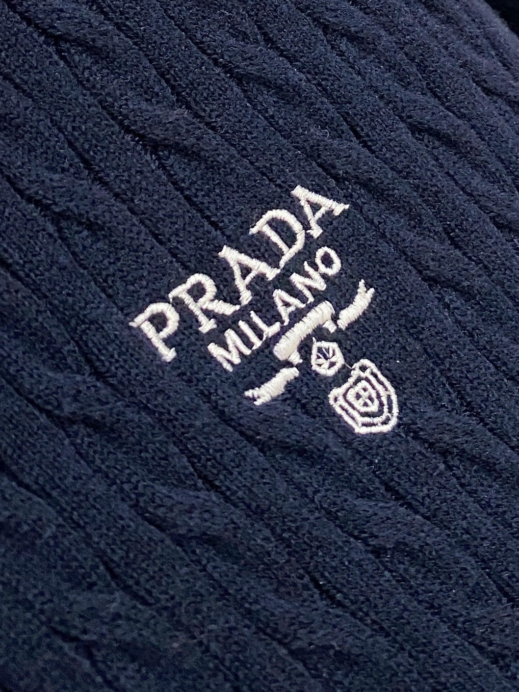 普拉达 毛衣 2025秋冬最新系列，专柜1:1顶级复刻，全品相！加厚款，潮人必备单品！懂货的老铁赶紧下手