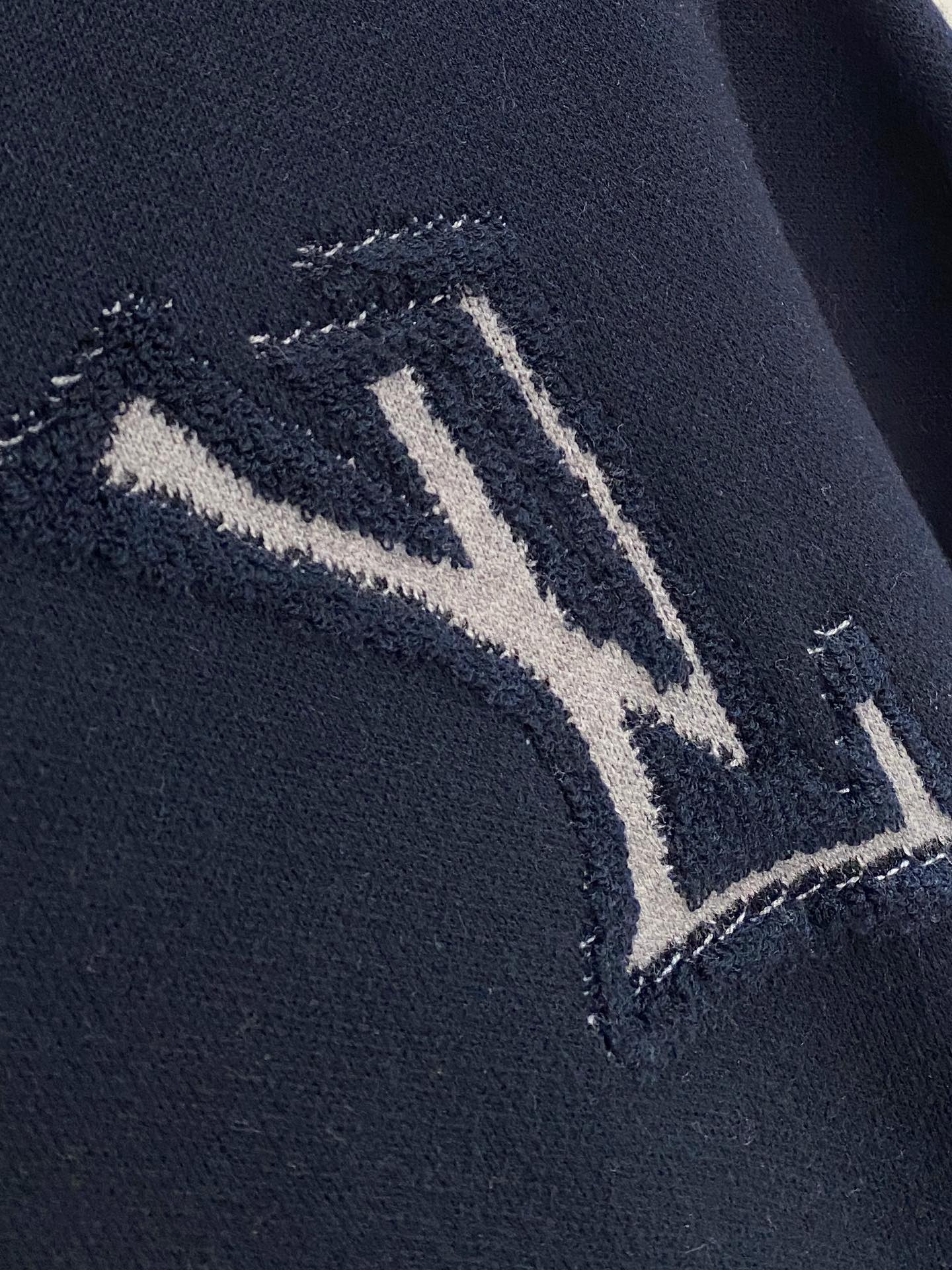 普拉达 毛衣 2025秋冬最新系列，专柜1:1顶级复刻，全品相！加厚款，潮人必备单品！懂货的老铁赶紧下手