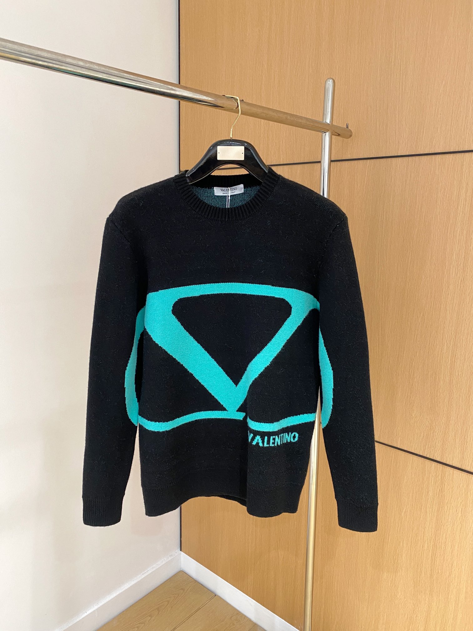 NO:121853,Warren autumn and winter new product Valentino logo pattern sweater on chest, exclusively for tough goods, imported original technology wool worsened!  Fine knitting is integrated, and the color mixed weaving is purely handmade. It is of high grade, highlighting the taste and luxury of clothing. It is exquisite in craftsmanship!  Customized original craft thread upper body is so handsome, purchasing level code S-XL, valentino, sweaters, alexander wang19860909华伦秋冬新品胸前华伦天奴标识图案毛衣,专供狠货,进口原版科技羊毛精纺！精细针织一体,色彩混织纯手工技艺呈现 档次极高,凸显衣着品味与奢华 工艺精湛！定制原版工艺螺纹上身帅到爆,代购级别码数Ｓ-XL,,valentino,sweaters,alexander wang,Men's clothing