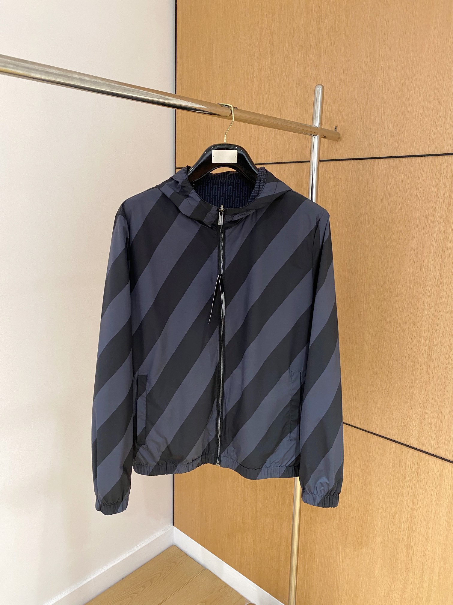 NO:524183,Fendi new jackets, hot products, new autumn and winter styles, new casual and fashionable jackets, super avant-garde design style, delicate and comfortable, very light and not easy to wrinkle. Multiple craftsmanship The overall design is quite visual, the upper body is casual and stylish, with a certain degree of clarity, absolutely recommended at the most cutting-edge temperament of fashion, a must-have for urban casualness. Number of codes M~3XL (48-56) Multiple colors, fendi, jackets & coats, jackets & coats, alexander wang19860909芬迪 外套新品 爆款 秋冬新款爆款专柜新款休闲时尚夹克 超前卫设计风格 细腻舒适 穿着非常轻便不易起皱.多重重工艺 整体的设计颇具视觉感,上身休闲有型,有一定的挺括度,绝对走在时尚最尖端的气质感推荐,都市休闲必备. 码数M~3XL（48-56）多颜色,,fendi,jackets & coats,jackets & coats,alexander wang,Men's clothing