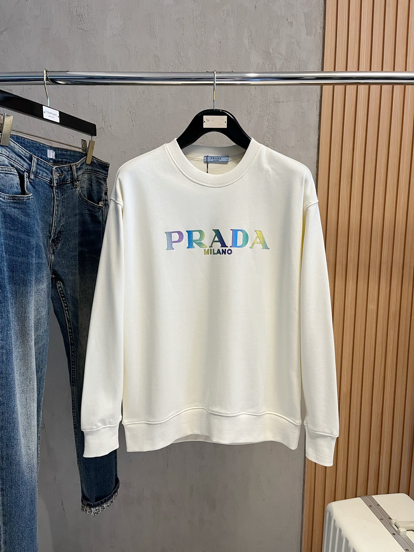 NO:523937,P The new high-gross weight 380 grams of P autumn and winter sweatshirt is shipped!  !  Customized high-weight cotton sweatshirt fabric, matched with the current popular heavy industry technology, fine workmanship, comfortable upper body, same style, slightly wide-size size M-3XL, hoodie, sweatshirts, alexander wang19860909P  秋冬新款高克重380克重磅卫衣出货啦！！ 定制高克重纯棉卫衣面料 搭配当下流行重工工艺 做工走线精细 面料上身舒适 男女同款,版型微阔 尺码M-3XL,,hoodie,sweatshirts,alexander wang,Men's clothing