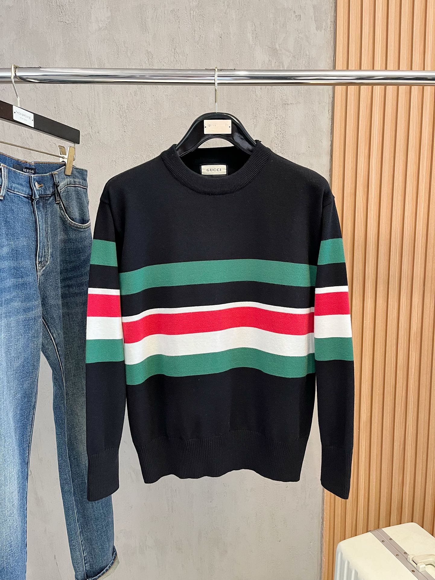 NO:509762,Gucci 2025 sweater, the latest autumn and winter style!  High-quality imported Italian fabrics, high-density knitted, versatile sweaters, very handsome!  Logo logo!  It is more durable and less likely to deform. The counter style and various styles can be easily lived in. The classic fashion decoration that is sought after every year has become popular all over the world!  Number of codes: official website for sale M-3XL, gucci, sweaters, alexander wang19860909古驰 2025款毛衣,秋冬最新款！高品质意大利进口面料,高密度针织,百搭毛衣,帅气十足！Logo标志！更耐穿更加不易变形,专柜版型,各种风格都能轻松HOLD住,年年被追捧的经典时尚装饰已经风靡全球！ 码数:官网在售版型M-3XL,,gucci,sweaters,alexander wang,Men's clothing