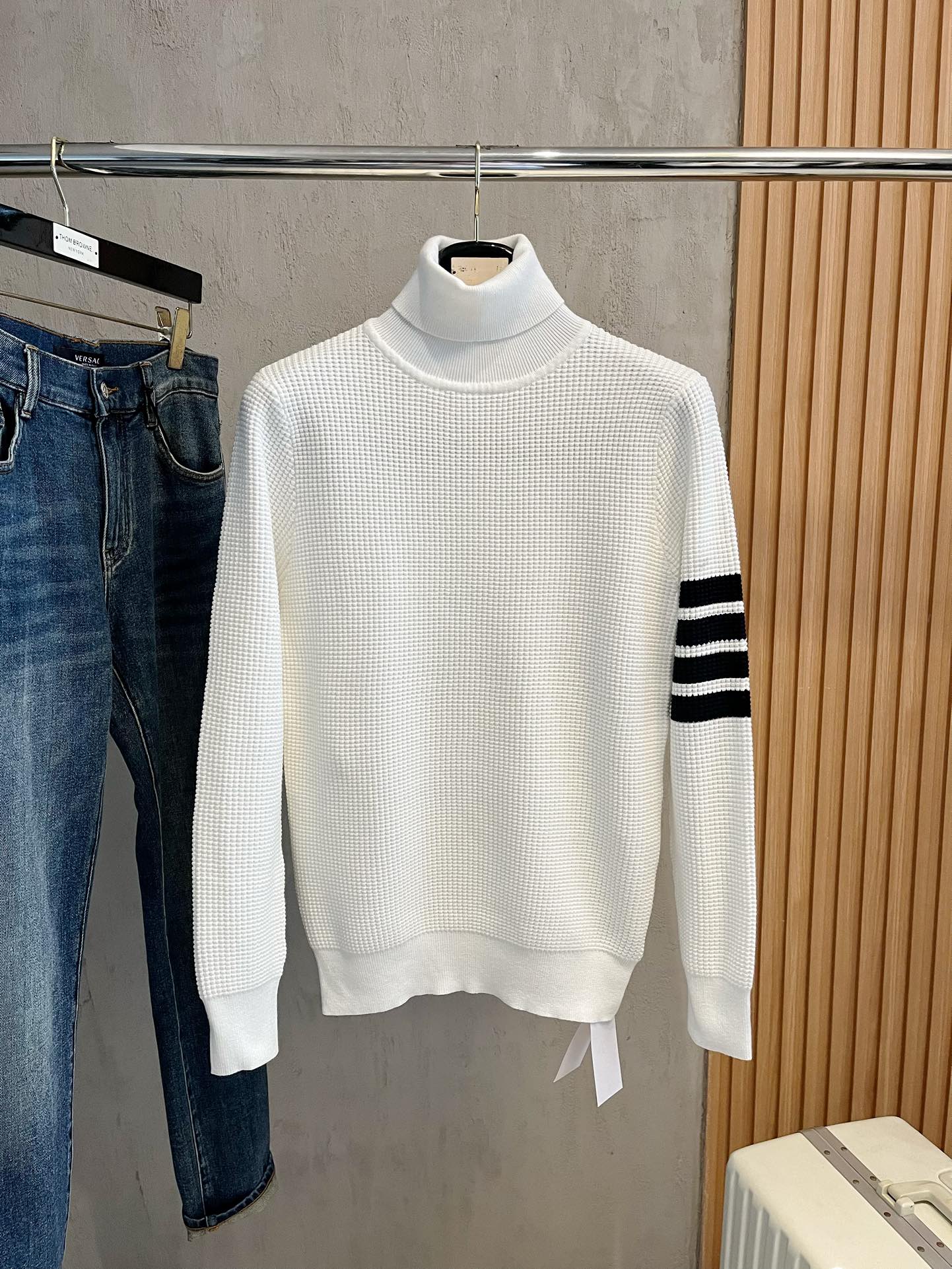 NO:509753,TB 2025 sweater, the latest autumn and winter style!  High-quality imported Italian fabrics, high-density knitted, versatile sweaters, very handsome!  Logo logo!  It is more durable and less likely to deform. The counter style and various styles can be easily lived in. The classic fashion decoration that is sought after every year has become popular all over the world!  Number of codes: official website for sale M-3XL, sweaters, alexander wang19860909TB 2025款毛衣,秋冬最新款！高品质意大利进口面料,高密度针织,百搭毛衣,帅气十足！Logo标志！更耐穿更加不易变形,专柜版型,各种风格都能轻松HOLD住,年年被追捧的经典时尚装饰已经风靡全球！ 码数:官网在售版型M-3XL,,sweaters,alexander wang,Men's clothing