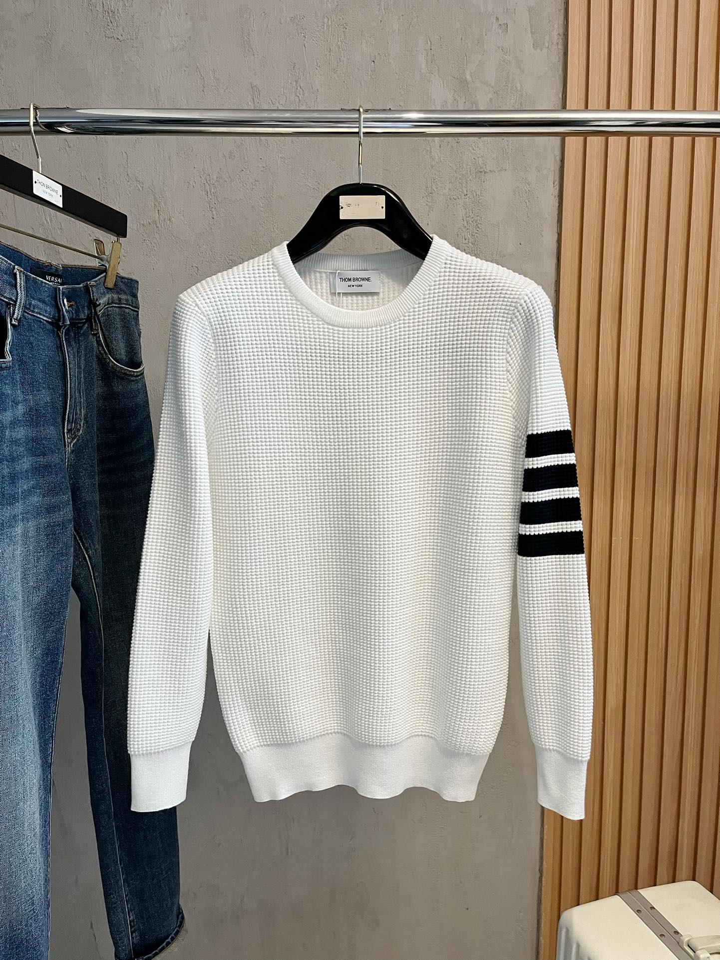 NO:509759,TB 2025 sweater, the latest autumn and winter style!  High-quality imported Italian fabrics, high-density knitted, versatile sweaters, very handsome!  Logo logo!  It is more durable and less likely to deform. The counter style and various styles can be easily lived in. The classic fashion decoration that is sought after every year has become popular all over the world!  Number of codes: official website for sale M-3XL, sweaters, alexander wang19860909TB 2025款毛衣,秋冬最新款！高品质意大利进口面料,高密度针织,百搭毛衣,帅气十足！Logo标志！更耐穿更加不易变形,专柜版型,各种风格都能轻松HOLD住,年年被追捧的经典时尚装饰已经风靡全球！ 码数:官网在售版型M-3XL,,sweaters,alexander wang,Men's clothing