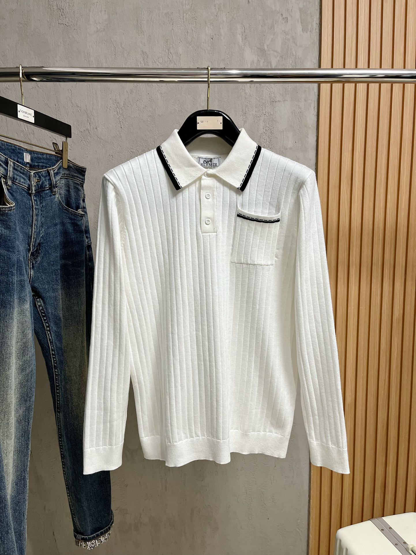 NO:509756,Hermes 2025 sweater, the latest autumn and winter style!  High-quality imported Italian fabrics, high-density knitted, versatile sweaters, very handsome!  Logo logo!  It is more durable and less likely to deform. The counter style and various styles can be easily lived in. The classic fashion decoration that is sought after every year has become popular all over the world!  Number of codes: official website for sale M-3XL, hermes, sweaters, alexander wang19860909爱马仕 2025款毛衣,秋冬最新款！高品质意大利进口面料,高密度针织,百搭毛衣,帅气十足！Logo标志！更耐穿更加不易变形,专柜版型,各种风格都能轻松HOLD住,年年被追捧的经典时尚装饰已经风靡全球！ 码数:官网在售版型M-3XL,,hermes,sweaters,alexander wang,Men's clothing