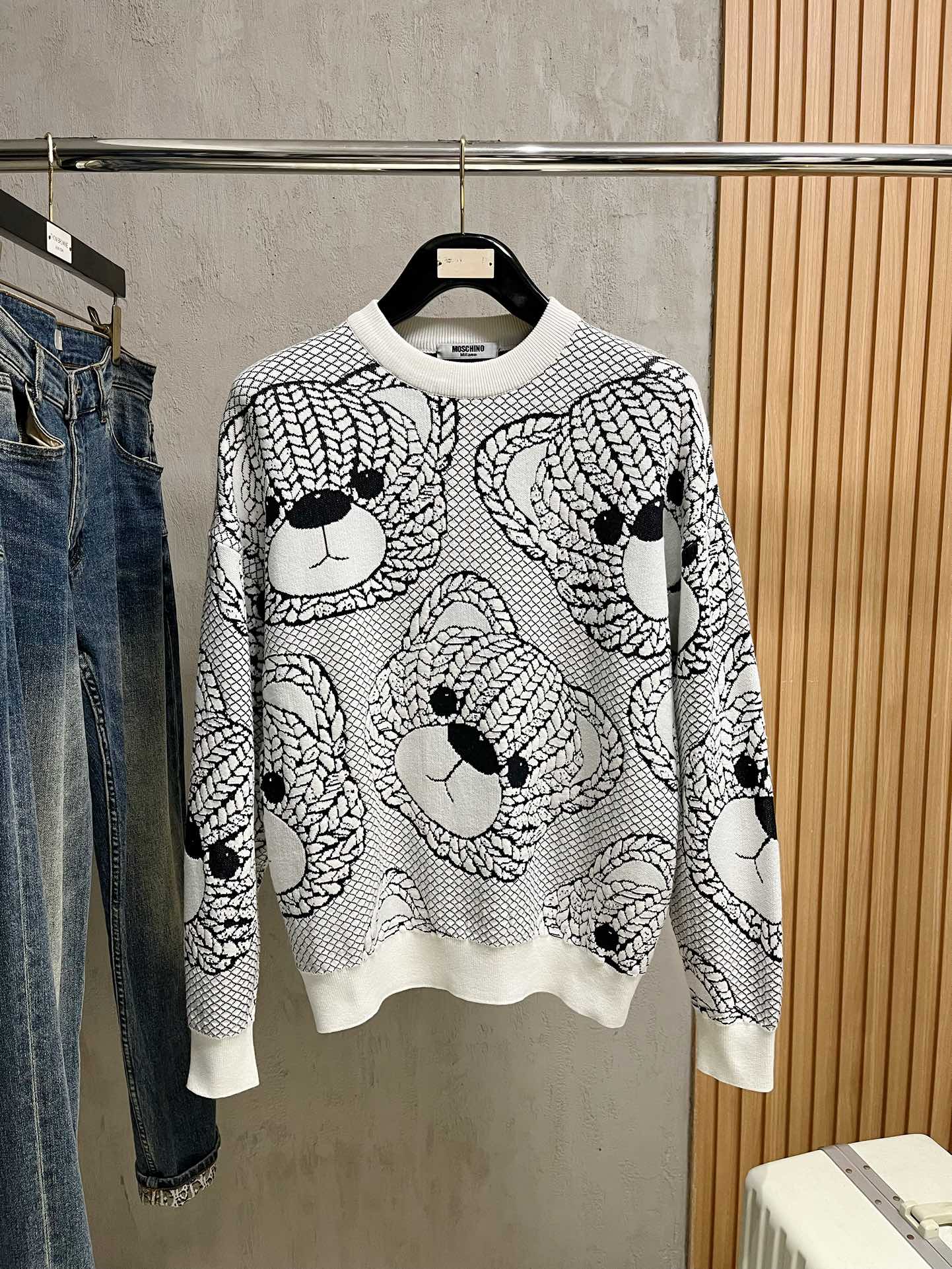 NO:509765,Moscino 2025 sweater, the latest autumn and winter style!  High-quality imported Italian fabrics, high-density knitted, versatile sweaters, very handsome!  Logo logo!  It is more durable and less likely to deform. The counter style and various styles can be easily lived in. The classic fashion decoration that is sought after every year has become popular all over the world!  Number of codes: official website for sale M-3XL, sweaters, alexander wang19860909莫斯奇诺 2025款毛衣,秋冬最新款！高品质意大利进口面料,高密度针织,百搭毛衣,帅气十足！Logo标志！更耐穿更加不易变形,专柜版型,各种风格都能轻松HOLD住,年年被追捧的经典时尚装饰已经风靡全球！ 码数:官网在售版型M-3XL,,sweaters,alexander wang,Men's clothing