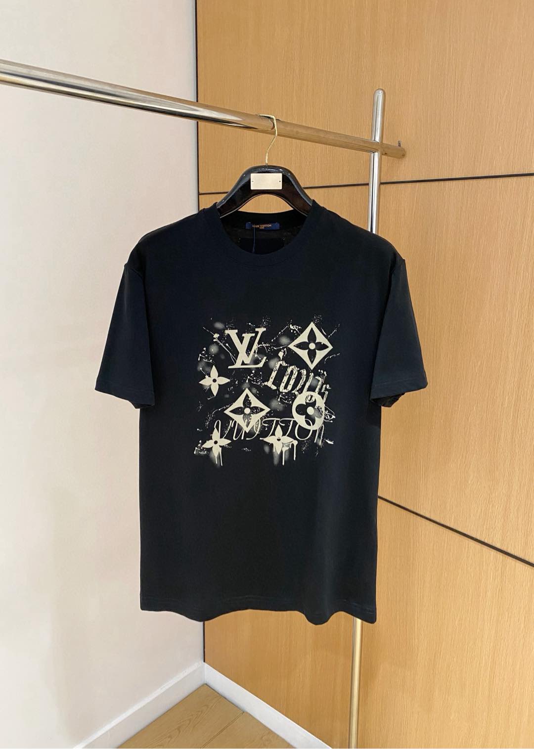 NO:120630,Ss Lotus Cotton Latest Fabric (The Highest Version) Edition, LV Graffiti Classic Logo Printing Pattern Logo Fashion Simple Trendy Short Sleeves, Top Quality Counter Original Single Short Sleeves, Top Production Technology Imported Fabrics, Special Design for the counter, Use imported high-end customized fabrics. The official website is on sale!  Fabric style, size..Black and white M-3XL,,louis vuitton,louis vuitton,louis vuitton,t-shirt,alexander wang19860909ss驴家纯棉最新面料（最高版本）版胸前LV涂鸦经典标识印花图案logo时尚简约潮流短袖,最顶级的品质专柜原单短袖,顶级制作工艺进口面料,专柜款独特设计,采用进口高端订制面料.官网在售！面料版型超赞 码数..黑白色 M-3XL,,louis vuitton,louis vuitton,louis vuitton,T-shirt,alexander wang,Men's clothing