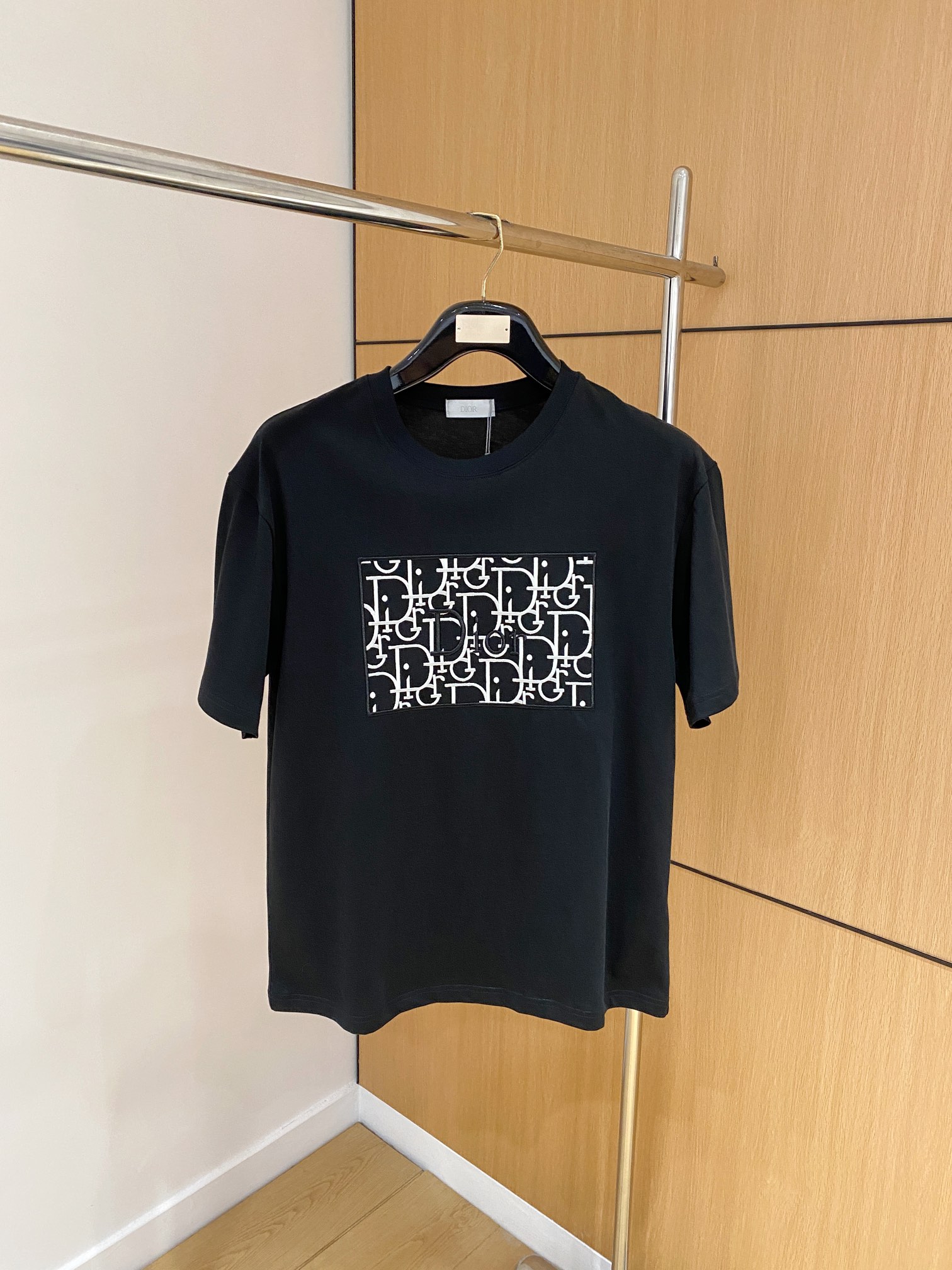 NO:120614,Ss Dijia Pure Cotton Latest Fabric (The highest version) Dior superimposed heavy-work embroidery classic logo pattern logo fashionable simple trendy short sleeves, top quality counter original single short sleeves, top production process imported fabric, unique design of the counter model, using imported high-end customized fabrics. The official website is on sale!  Excellent fabric pattern, size..Black and white M-3XL,,dior,dior,T-shirt,alexander wang19860909ss迪家纯棉最新面料（最高版本）胸前Dior叠加重工刺绣经典标识图案logo时尚简约潮流短袖,最顶级的品质专柜原单短袖,顶级制作工艺进口面料,专柜款独特设计,采用进口高端订制面料.官网在售！面料版型超赞 码数..黑白色 M-3XL,,dior,dior,T-shirt,alexander wang,Men's clothing