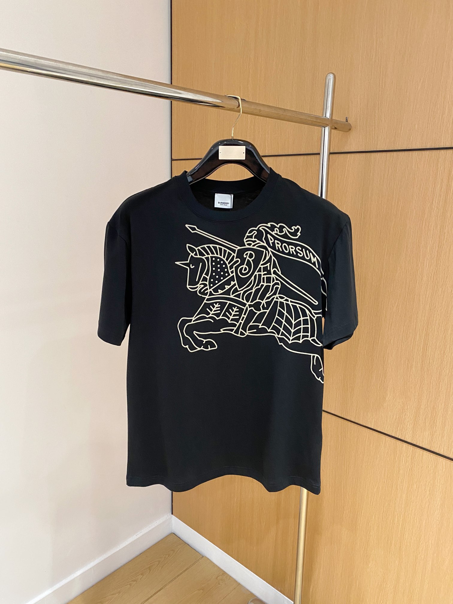 NO:120615,The latest fabric of ssB home pure cotton (highest version) on the left chest BUR war horse flocking craft classic logo pattern logo fashionable simple trendy short sleeves, the top quality counter original single short sleeves, the top production process imported fabric, the counter model is uniquely designed, using imported high-end customized fabrics. The official website is on sale!  Excellent fabric style, size..Black and white M-3XL, burberry, T-shirt, alexander wang19860909ssB家纯棉最新面料（最高版本）左胸前BUR大战马植绒工艺经典标识图案logo时尚简约潮流短袖,最顶级的品质专柜原单短袖,顶级制作工艺进口面料,专柜款独特设计,采用进口高端订制面料.官网在售！面料版型超赞 码数..黑白色 M-3XL,,burberry,T-shirt,alexander wang,Men's clothing