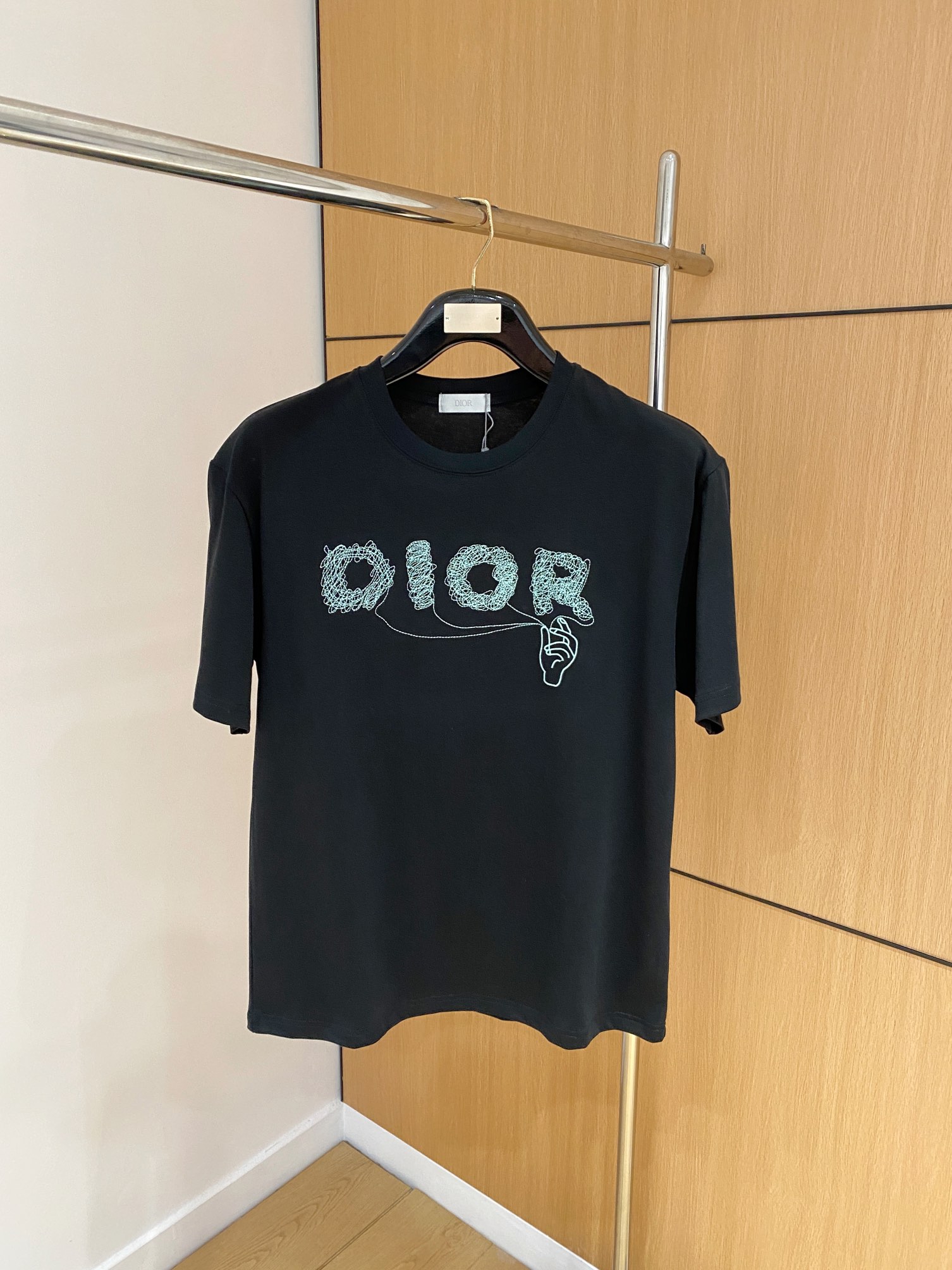 NO:120612,Ss Dijia Pure Cotton Latest Fabric (The Highest Version) Dior Rice Grain Embroidery Classic Logo with a Breast Logo Fashion Simple Trendy Short Sleeve, Top Quality Counter Original Single Short Sleeve, Top Production Technology Imported Fabric, Special Design of the Counter Model, Use Imported High-end Customized Fabric. Official Website is on sale!  Excellent fabric pattern, size..Black and white M-3XL,,dior,dior,T-shirt,alexander wang19860909ss迪家纯棉最新面料（最高版本）胸前Dior米粒刺绣经典标识图案logo时尚简约潮流短袖,最顶级的品质专柜原单短袖,顶级制作工艺进口面料,专柜款独特设计,采用进口高端订制面料.官网在售！面料版型超赞 码数..黑白色 M-3XL,,dior,dior,T-shirt,alexander wang,Men's clothing