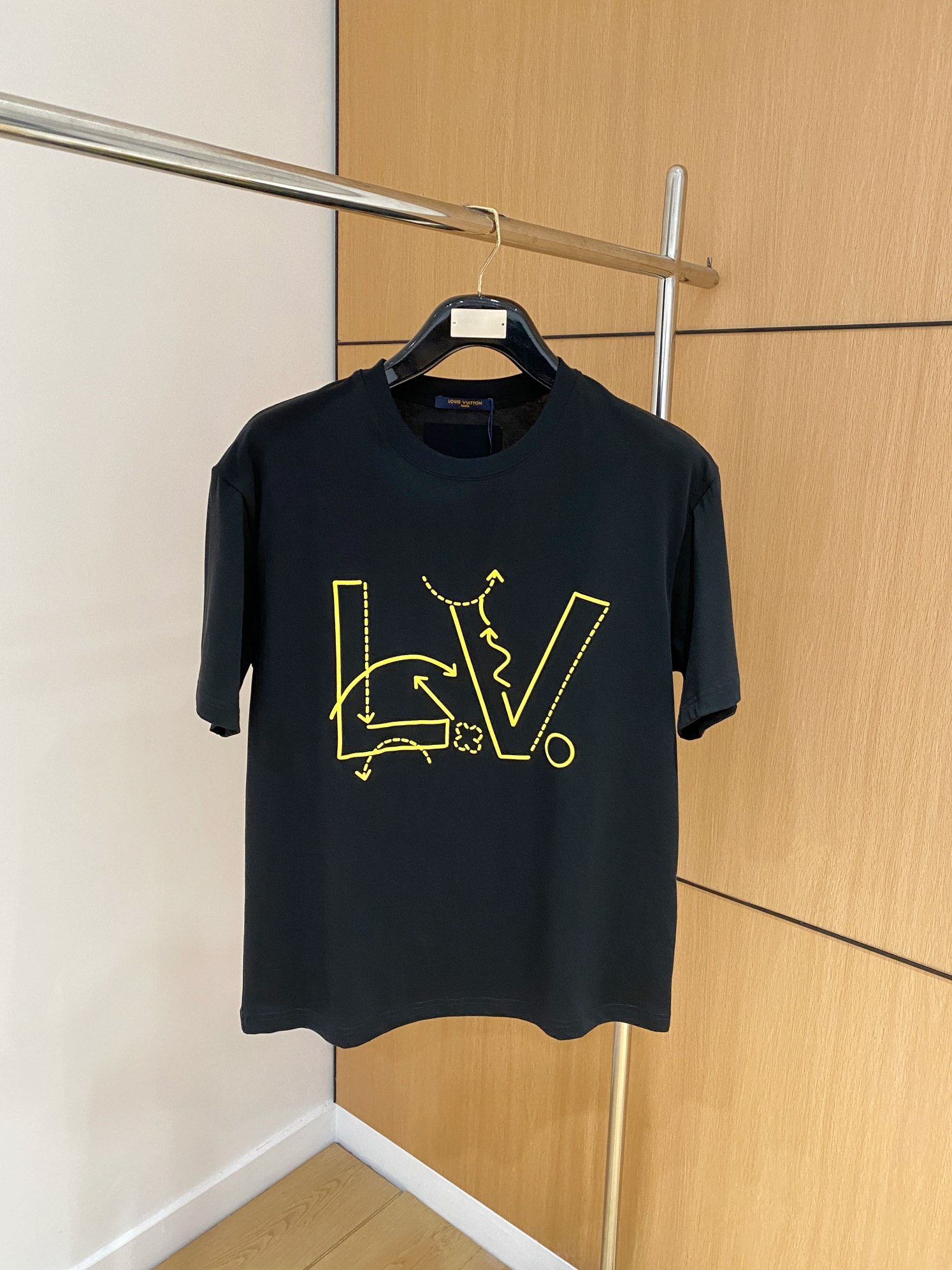 NO:120624,Ss Lotus Cotton Latest Fabric (The Highest Version) Edition, the LV Flocking Classic Logo on the chest, the logo is fashionable, simple and trendy short sleeves, the top quality counter original single short sleeves, the top production process imported fabric, the counter model is uniquely designed, using imported high-end customized fabrics. The official website is on sale!  Fabric style, size..Black and white M-3XL,,louis vuitton,louis vuitton,louis vuitton,t-shirt,alexander wang19860909ss驴家纯棉最新面料（最高版本）版胸前LV植绒经典标识图案logo时尚简约潮流短袖,最顶级的品质专柜原单短袖,顶级制作工艺进口面料,专柜款独特设计,采用进口高端订制面料.官网在售！面料版型超赞 码数..黑白色 M-3XL,,louis vuitton,louis vuitton,louis vuitton,T-shirt,alexander wang,Men's clothing