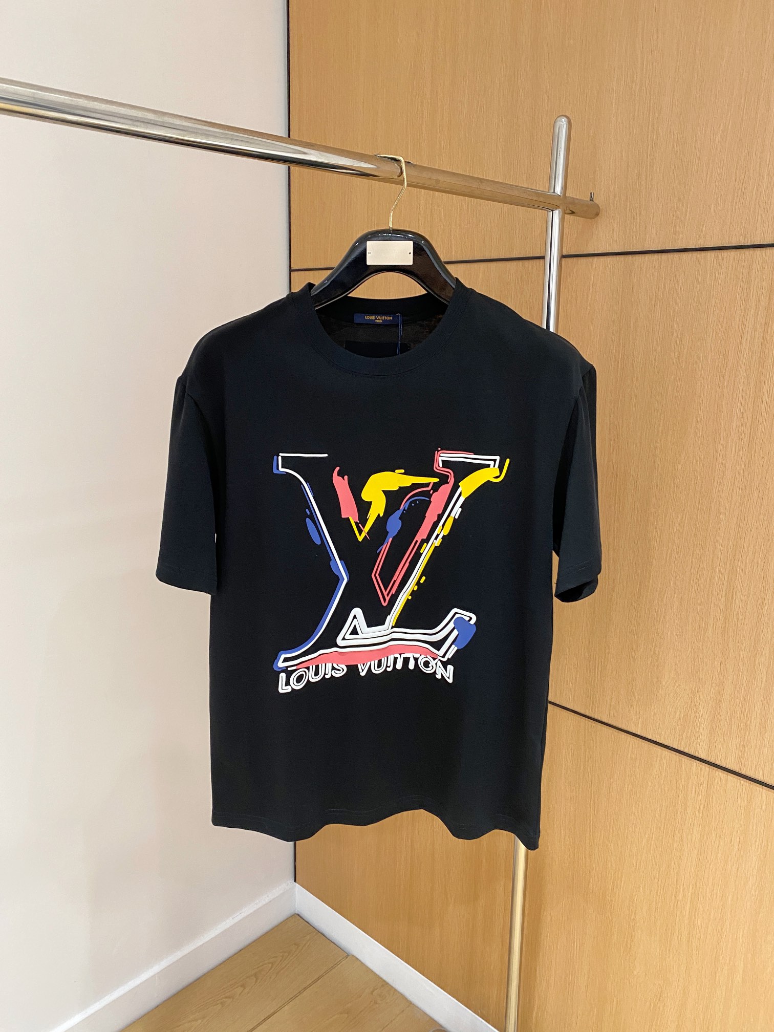 NO:120616,Ss Lotus Cotton Latest Fabric (The highest version) LV flocking foam classic logo on chest logo stylish simple trendy short sleeves, top quality counter original single short sleeves, top production craft imported fabric, unique design of the counter model, using imported high-end customized fabrics. The official website is on sale!  Fabric style, size..Black and white M-3XL,,louis vuitton,louis vuitton,louis vuitton,t-shirt,alexander wang19860909ss驴家纯棉最新面料（最高版本）胸前LV植绒发泡经典标识图案logo时尚简约潮流短袖,最顶级的品质专柜原单短袖,顶级制作工艺进口面料,专柜款独特设计,采用进口高端订制面料.官网在售！面料版型超赞 码数..黑白色 M-3XL,,louis vuitton,louis vuitton,louis vuitton,T-shirt,alexander wang,Men's clothing