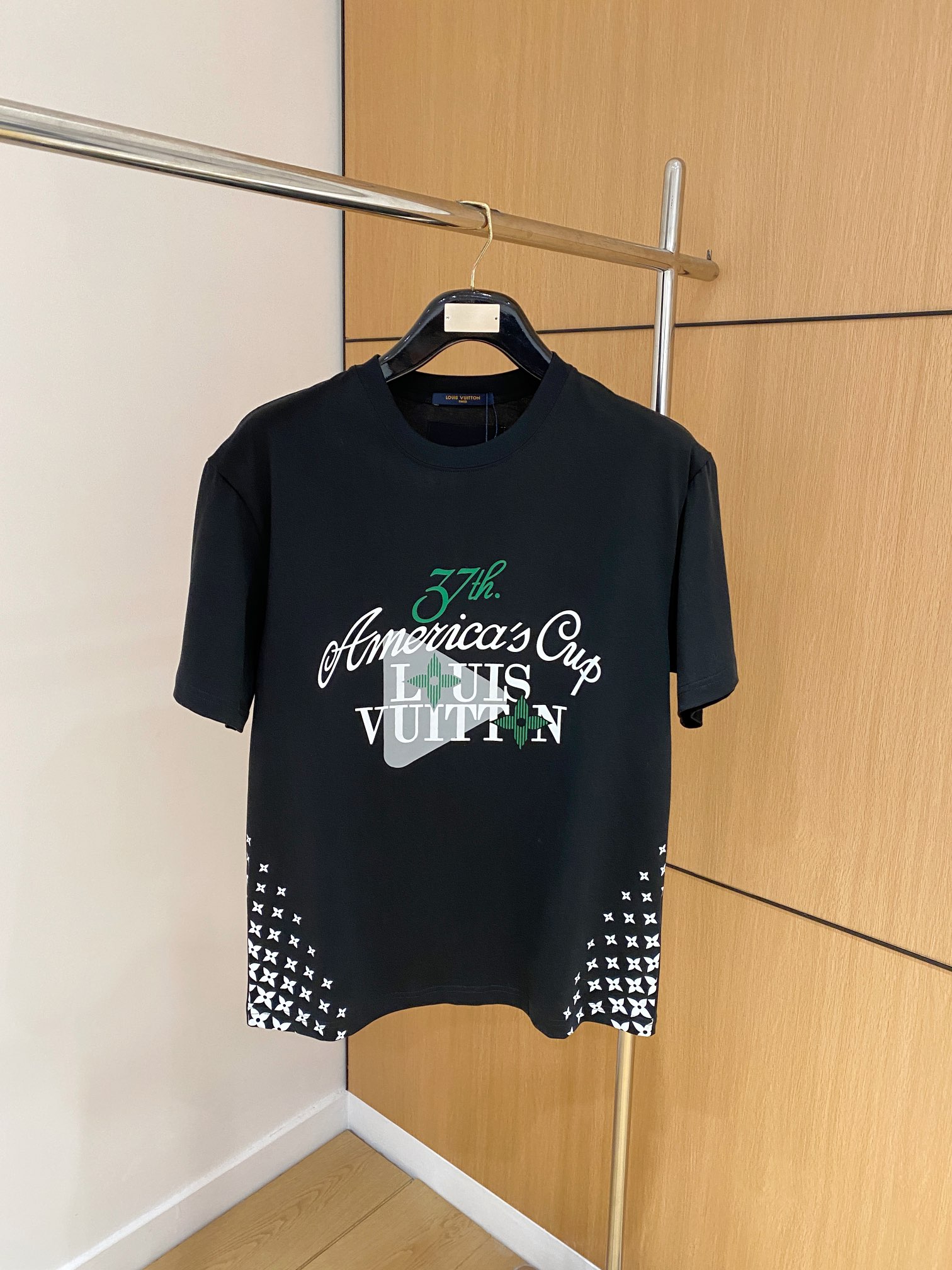 NO:120627,Ss Lotus Cotton Latest Fabric (The Highest Version) Edition, LV Digital Direct Injection Classic Logo Printing Pattern Logo Fashion Simple Trendy Short Sleeves, Top Quality Counter Original Single Short Sleeves, Top Production Technology Imported Fabrics, Special Design for the counter, Use imported high-end customized fabrics. The official website is on sale!  Fabric style, size..Black and white M-3XL,,louis vuitton,louis vuitton,louis vuitton,t-shirt,alexander wang19860909ss驴家纯棉最新面料（最高版本）版胸前LV数码直喷经典标识印花图案logo时尚简约潮流短袖,最顶级的品质专柜原单短袖,顶级制作工艺进口面料,专柜款独特设计,采用进口高端订制面料.官网在售！面料版型超赞 码数..黑白色 M-3XL,,louis vuitton,louis vuitton,louis vuitton,T-shirt,alexander wang,Men's clothing