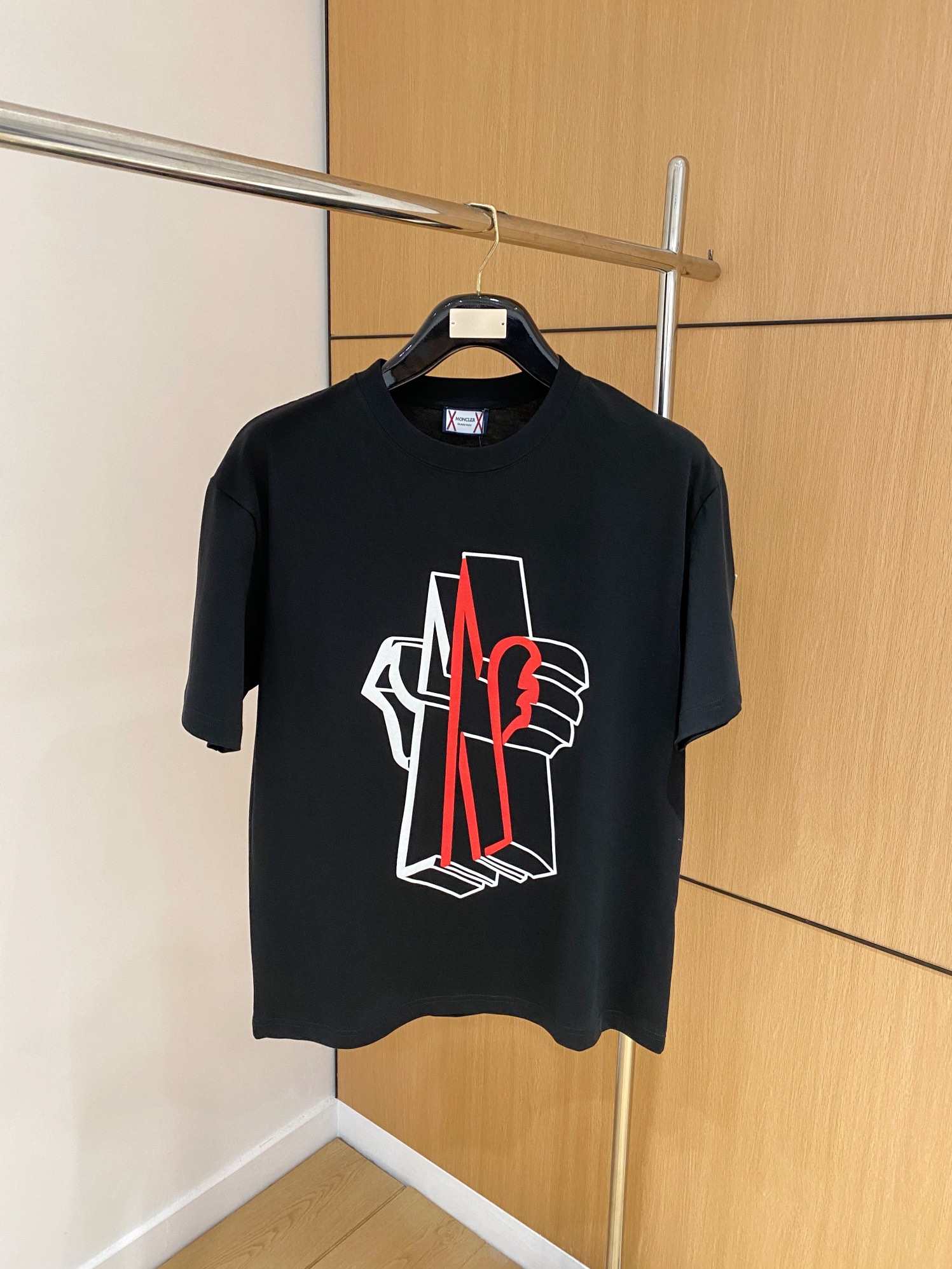 NO:120633,Ss Mengjia Pure Cotton Latest Fabric (The highest version) The breast mask logo foaming craftsmanship classic logo pattern logo fashionable simple trendy short sleeves, the top quality counter original single short sleeves, the top production process imported fabric, the counter model is uniquely designed, using imported high-end customized fabrics. The official website is on sale!  Excellent fabric fit, size..Black and white M-3XL, Moncler, T-shirt, alexander wang19860909ss蒙家纯棉最新面料（最高版本）胸前蒙口标识发泡工艺经典标识图案logo时尚简约潮流短袖,最顶级的品质专柜原单短袖,顶级制作工艺进口面料,专柜款独特设计,采用进口高端订制面料.官网在售！面料版型超赞 码数..黑白色 M-3XL,,Moncler,T-shirt,alexander wang,Men's clothing