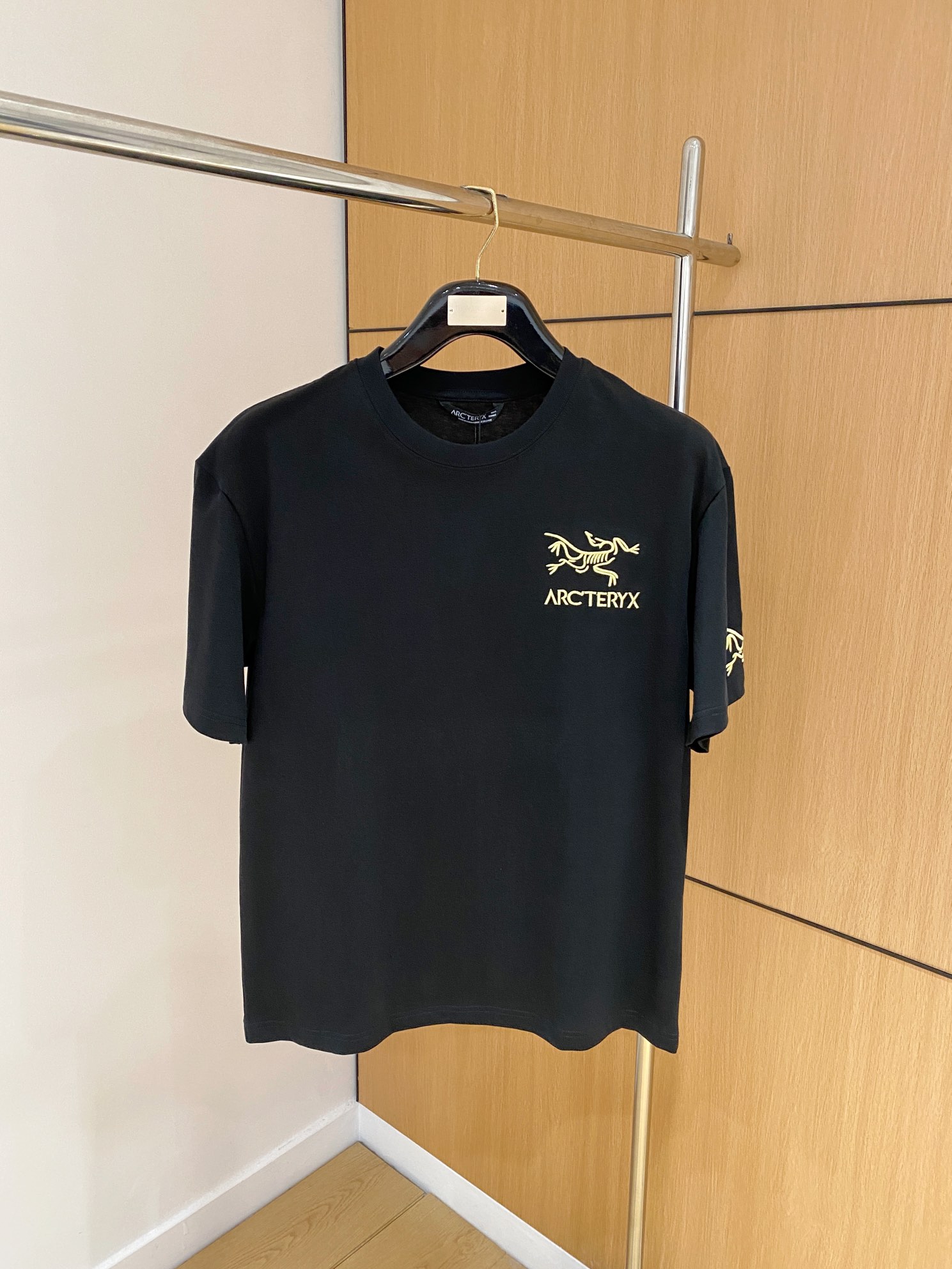 NO:120618,Ss Archaeopteryx's latest pure cotton fabric (highest version) chest arm Archaeopteryx heavy industry embroidery classic logo pattern logo fashionable simple trendy short sleeves, top quality counter original single short sleeves, top production process imported fabric, unique design of the counter model, using imported high-end customized fabrics. The official website is on sale!  Excellent fabric fit, size..Black and white M-3XL,,jil sanderarc'teryx,T-shirt,alexander wang19860909ss始祖鸟家纯棉最新面料（最高版本）胸前手臂始祖鸟重工刺绣经典标识图案logo时尚简约潮流短袖,最顶级的品质专柜原单短袖,顶级制作工艺进口面料,专柜款独特设计,采用进口高端订制面料.官网在售！面料版型超赞 码数..黑白色 M-3XL,,jil sanderarc'teryx,T-shirt,alexander wang,Men's clothing