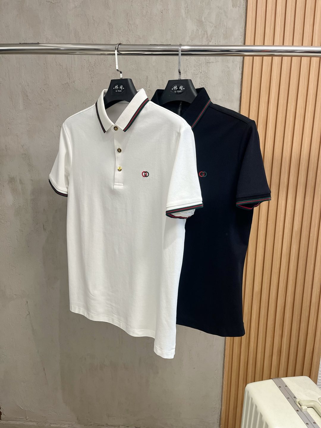 NO:116571,New products for the spring Gucci 2025ss summer new letter logo men's lapel Polo shirt!  Classic business men's style, high-end men's style at the ceiling level of business men's style!  Simple, fashionable and elegant, single-wearing inner wear is decent, quality control/detail control takes away, low-key, luxurious and connotative!  Customer-supplied fixed mesh flooring cotton cloth is carefully made, the surface of the fabric is evenly arranged and neatly arranged, with excellent breathability and heat dissipation and sweat resistance, and the comfort level of the upper body is completely better than that of ordinary single-sided sweat cloth tissue!  The classic brand LOGO logo on the chest is created with top-level craftsmanship. The LOGO has three-dimensional, clear and full texture, and is an extraordinary product in the classic field whether it is inner wear or single wear!  The exquisite cutting process, the processing of every detail is very standard and delicate, and it is comparable to that of ordinary LOW products on the market. Men must enter the basic versatile Polo shirts!  Multi-color Size M-3xl, gucci,alexander wang19860909开春新品 古驰 2025ss夏季新款字母logo男士翻领Polo衫！经典商务男款,高端男装的天花板级别的商务男款！简约时尚大气不失优雅,单穿内搭体面过人,品质控/细节控的闭眼带走,低调又奢华有内涵！ 客供定织网眼珠地棉布精心制成,面料表面排列均匀整齐的网眼纹理,透气性和散热排汗性极佳,上身舒适程度完全优于普通单面汗布组织！胸前经典的品牌LOGO标识,采用顶级工艺打造,LOGO立体清晰饱满,质感非凡的特质,无论是内搭还是单穿都是一款经典领域的产品！精妙绝伦的裁剪工艺,每一个细节处理的非常标准细腻,非市面一般LOW货可以媲美的,男士必入基础百搭款Polo衫推荐！ 颜色多颜色 尺码M-3xl,,gucci,alexander wang,Men's clothing